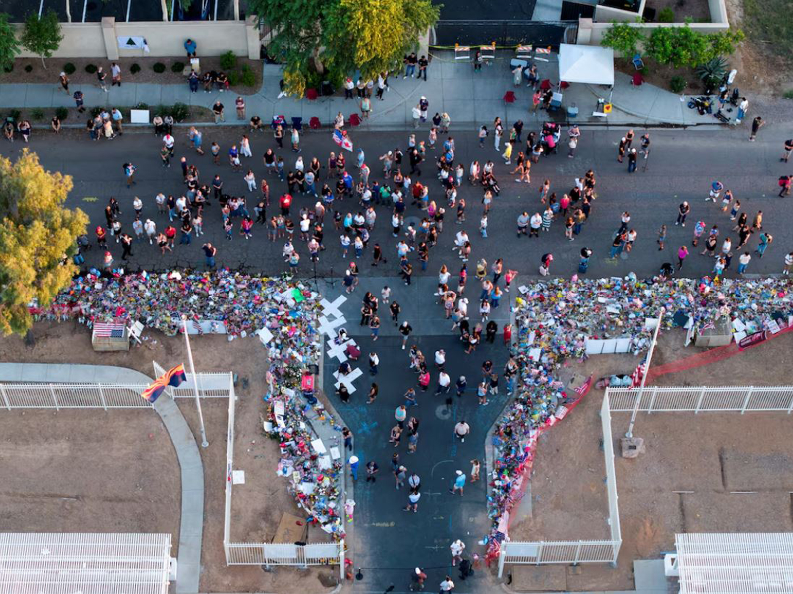 People gathering to pay tribute to Charlie Kirk at the headquarters of Turning Point USA, ahead of a memorial service (Photo/Reuters)