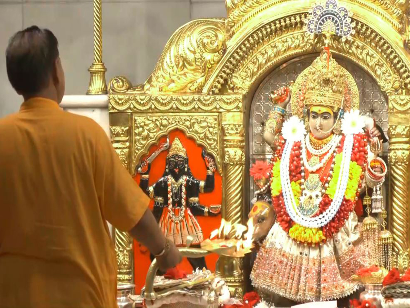 Morning Aarti is being offered at Jhandewalan Temple (Photo/ANI)