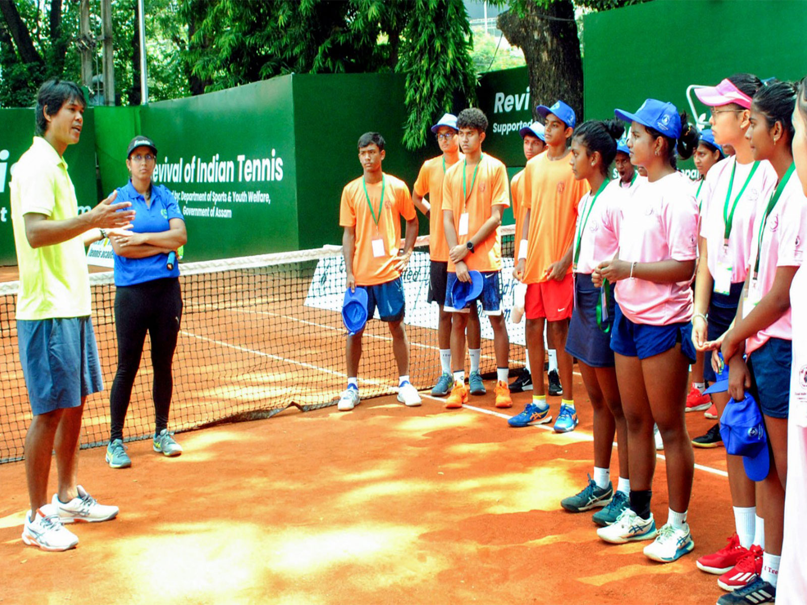 Somdev Devvarman with young Tennis players (Photo: ANI)