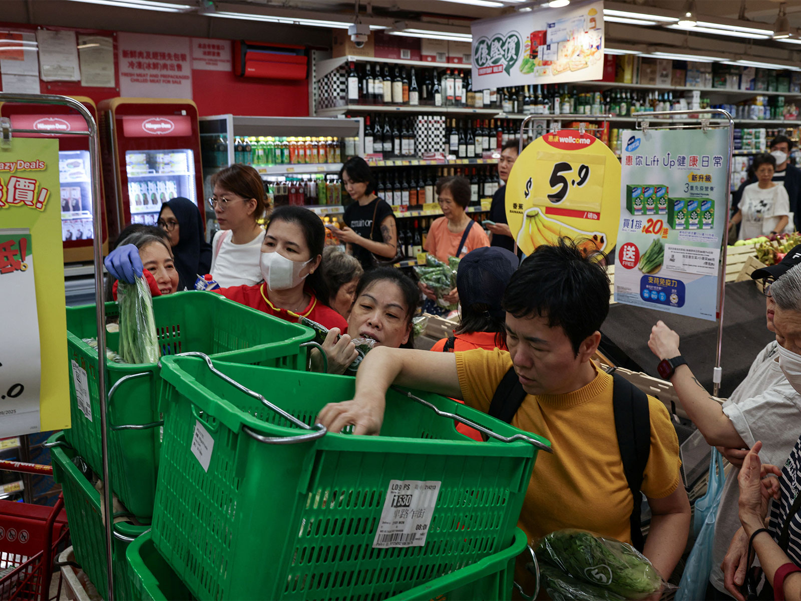 Residents stock up on supplies at a supermarket to prepare for approaching Typhoon Ragasa, in Hong Kong on September 22, 2025. (Photo/Reuters)