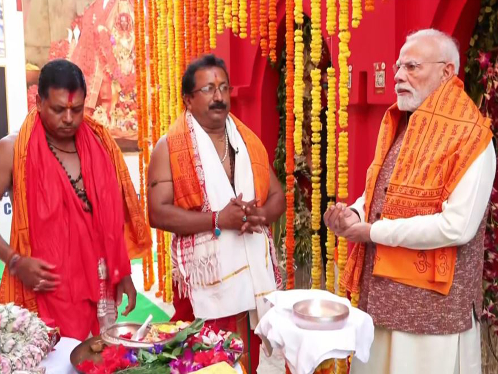 Prime Minister Narendra Modi offering prayers (Photo/ANI) 