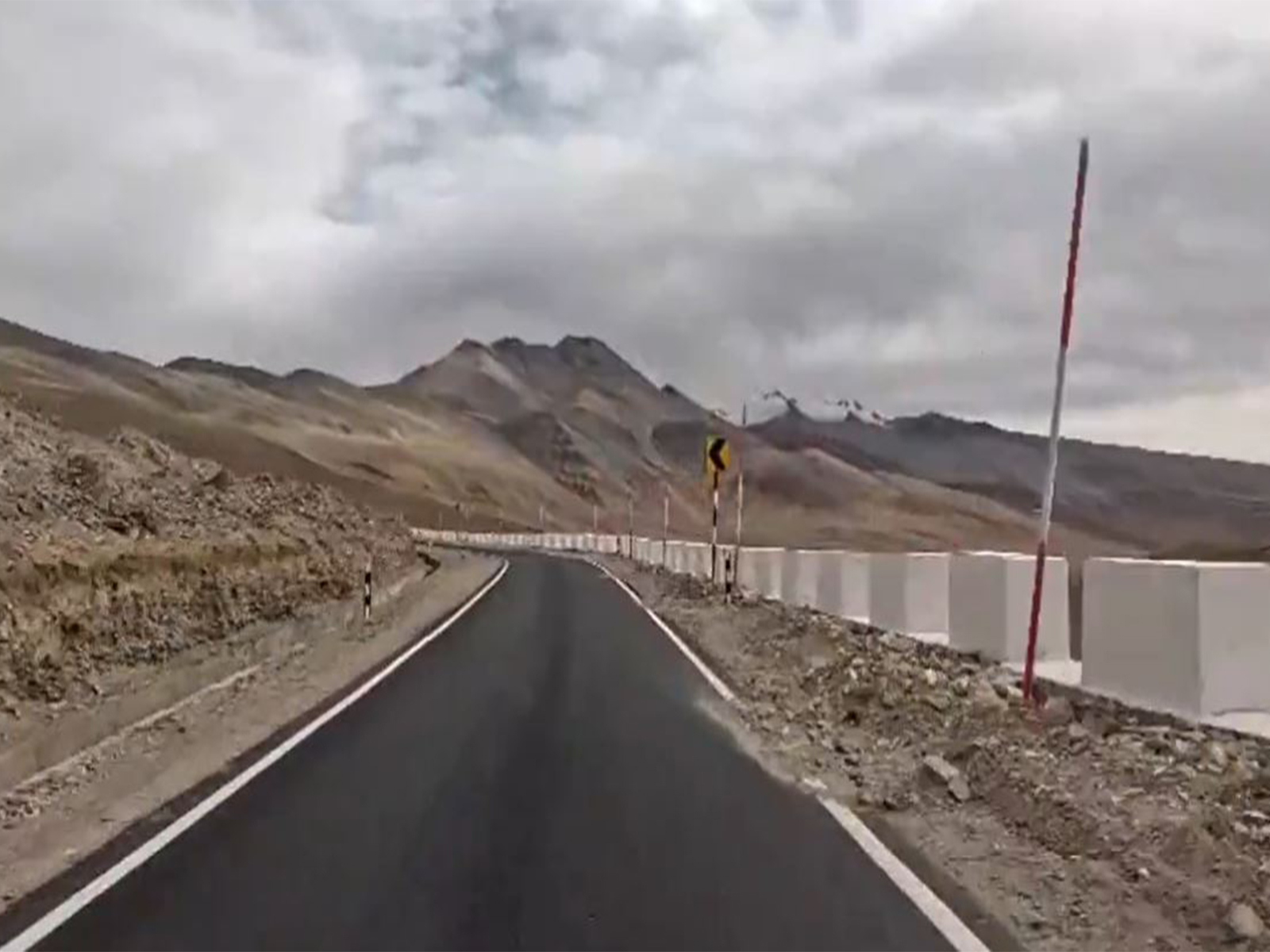 Visuals of the Hanle-Chumar road (Photo Credits-Indian Army/ X @adgpi)