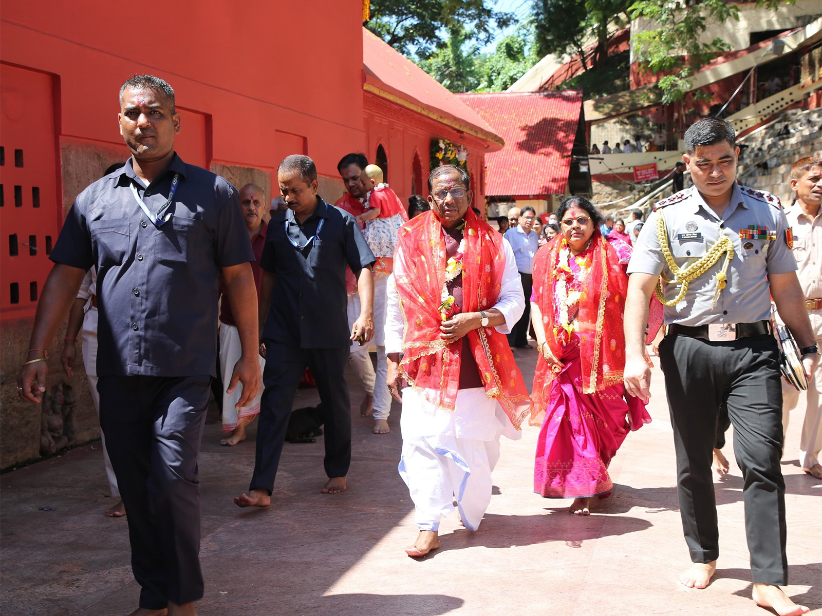 Assam Governor Lakshman Prasad Acharya offers prayers at Kamakhya Temple on Navratri (PhotoX/@Laxmanacharya54)