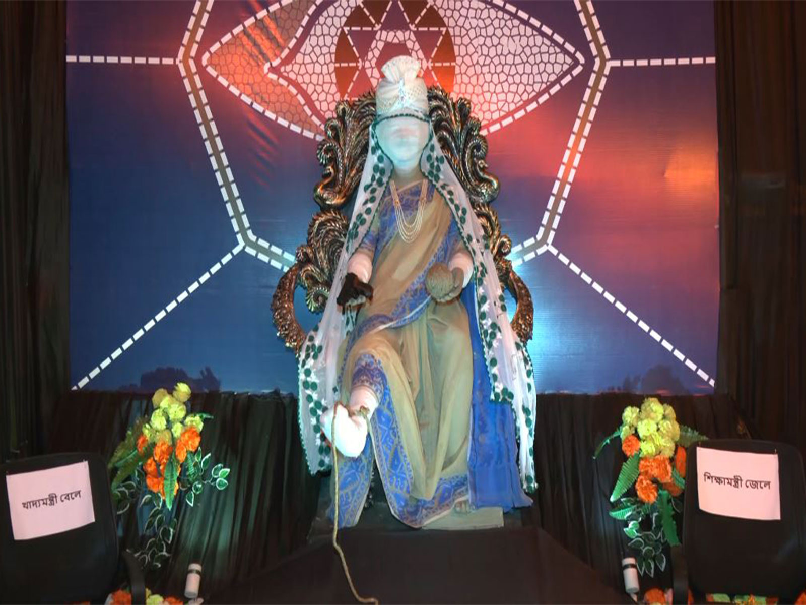 Kolkata pandal recasts Ray's fictional dictator (Photo/ANI)