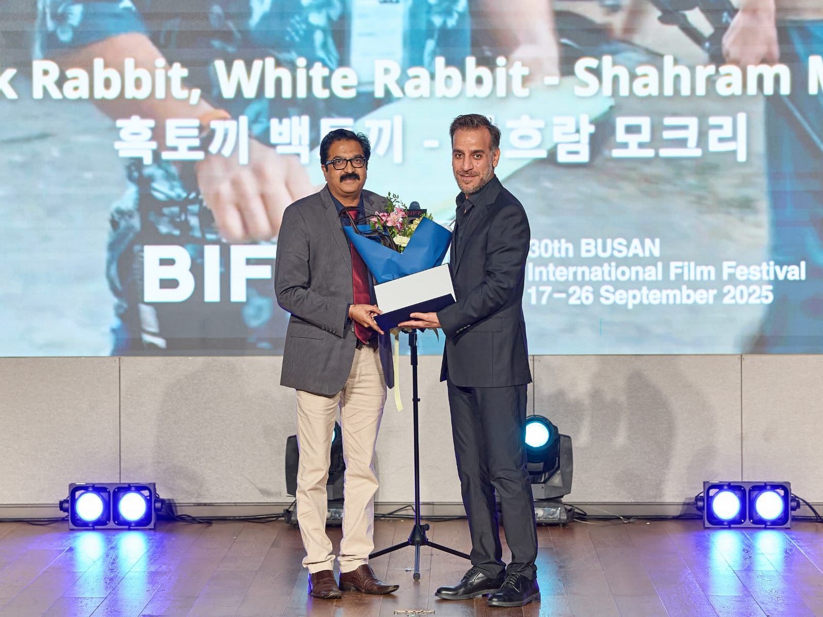 Prakash Magdum giving award to director Shahram Mokri (Photo: NFDC)