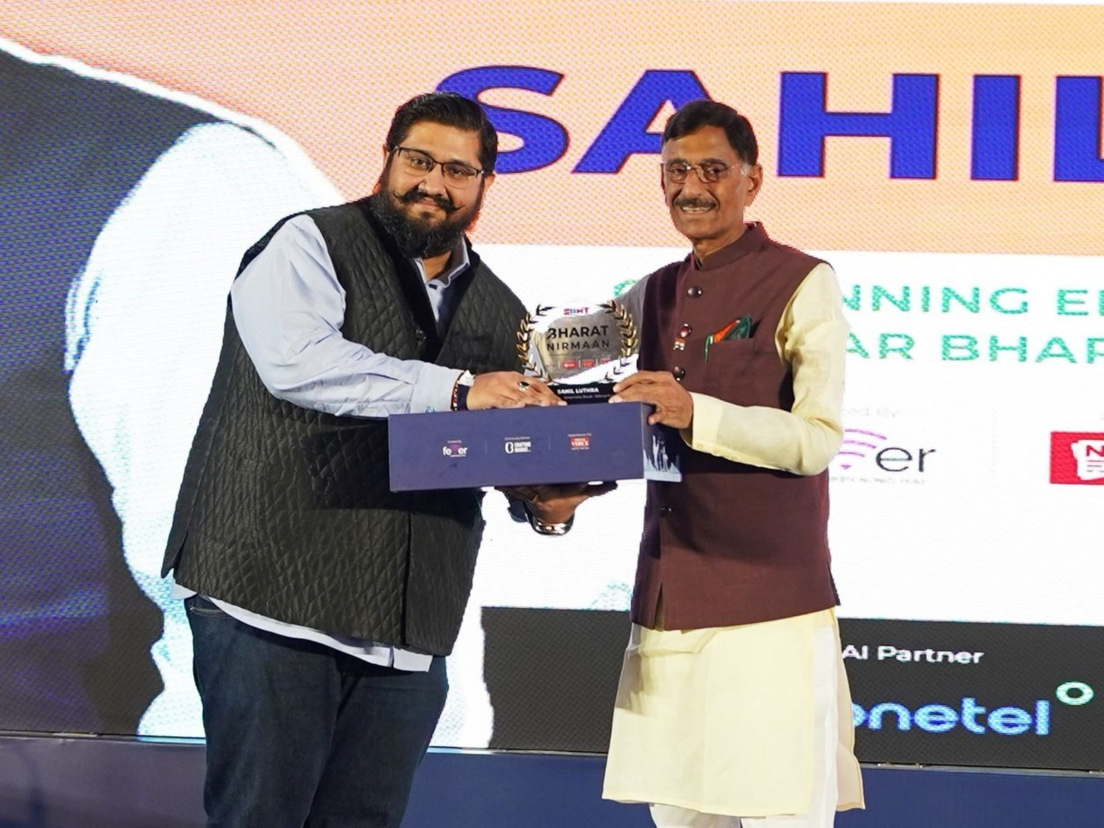 Sahil Luthra receiving Bharat Nirmaan Conclave & Awards 2025 honour in New Delhi