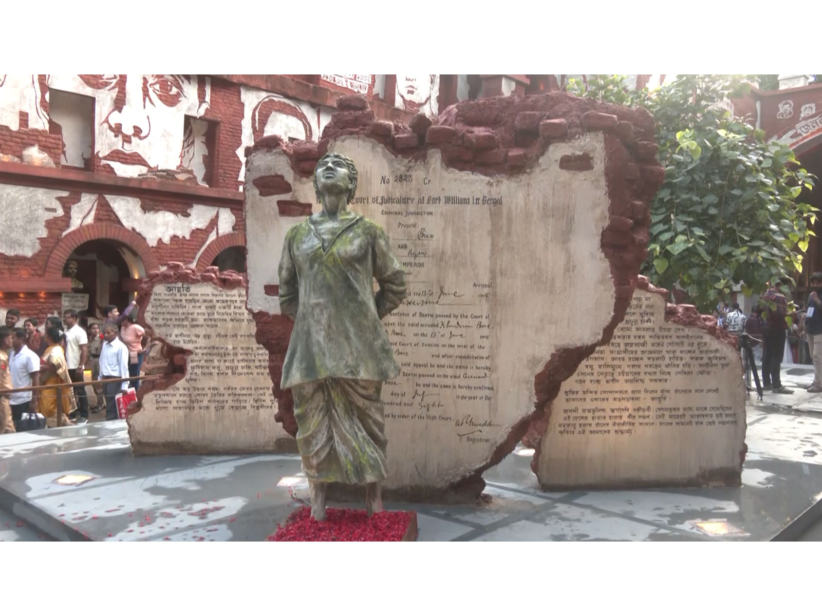 Kolkata's Suruchi Sangha pandal pays tribute to Bengal's freedom fighters (Photo/ANI)