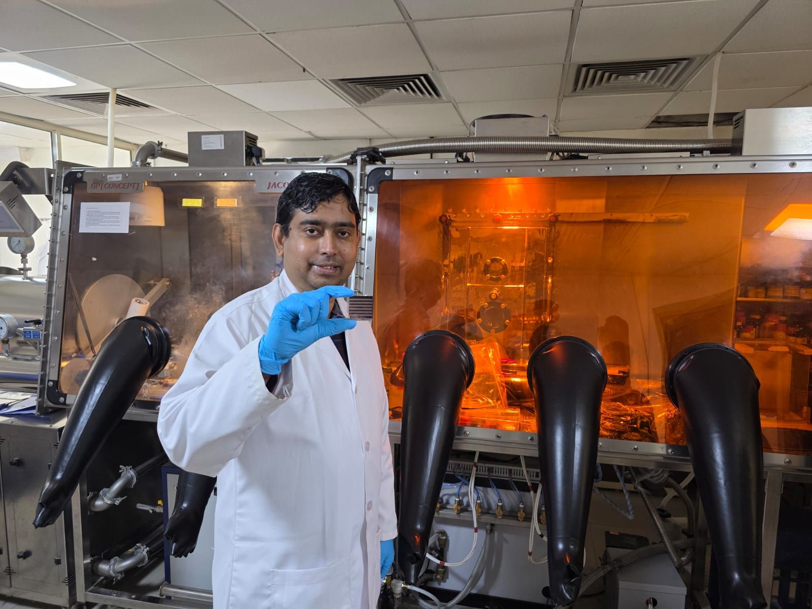 IIT Roorkee Achieves Breakthrough in Silicon-Perovskite Tandem Solar Cells, Driving India's Solar Atmanirbharta