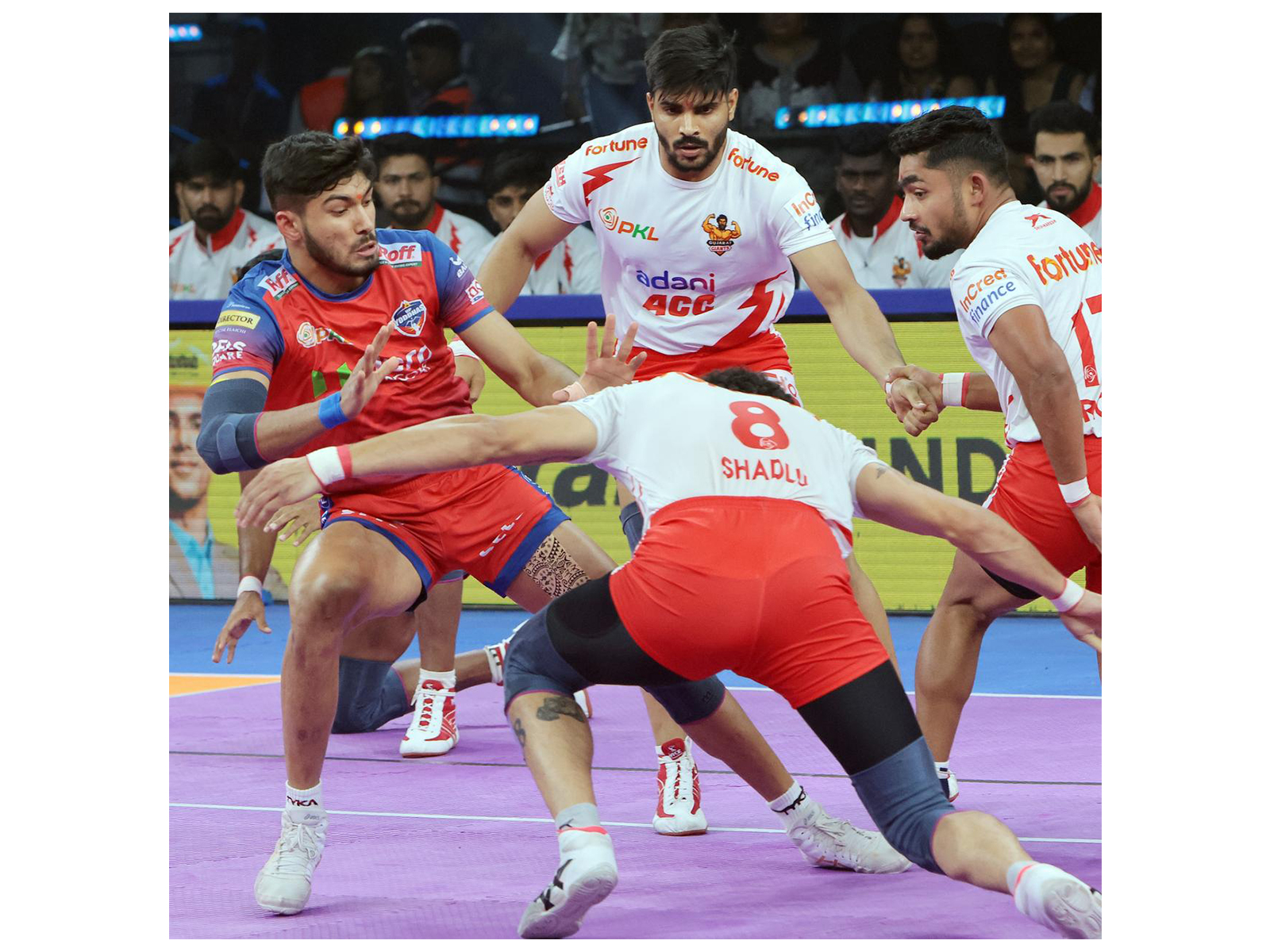 UP Yoddhas and Gujarat Giants in action. (Photo: PKL)