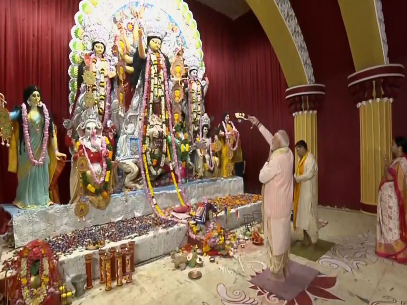PM Modi performs 'aarti' of Maa Durga at a Durga Puja pandal in Chittaranjan Park (Photo/ANI)