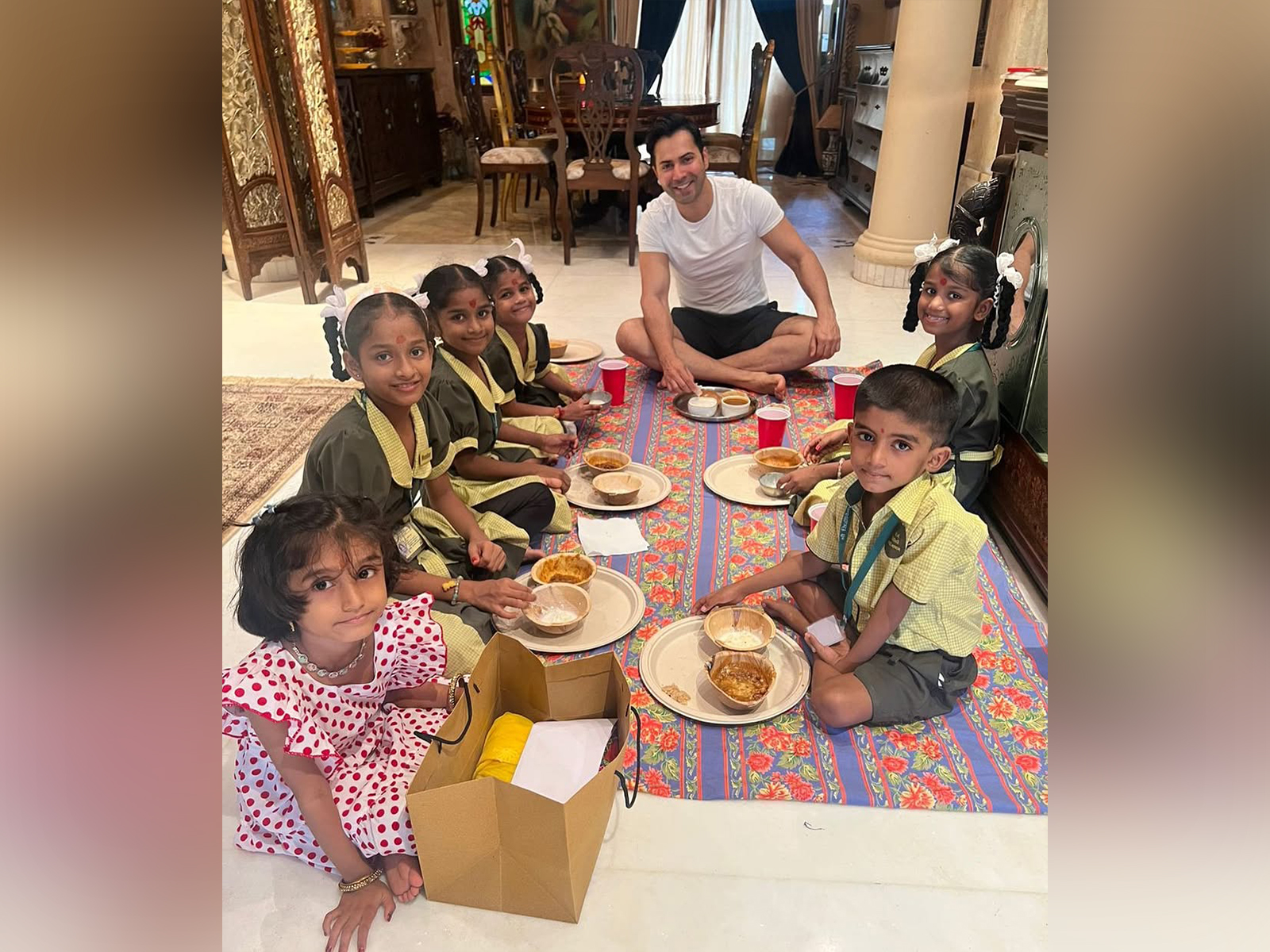 V arun Dhawan with kids (Photo/instagram/@varundvn)