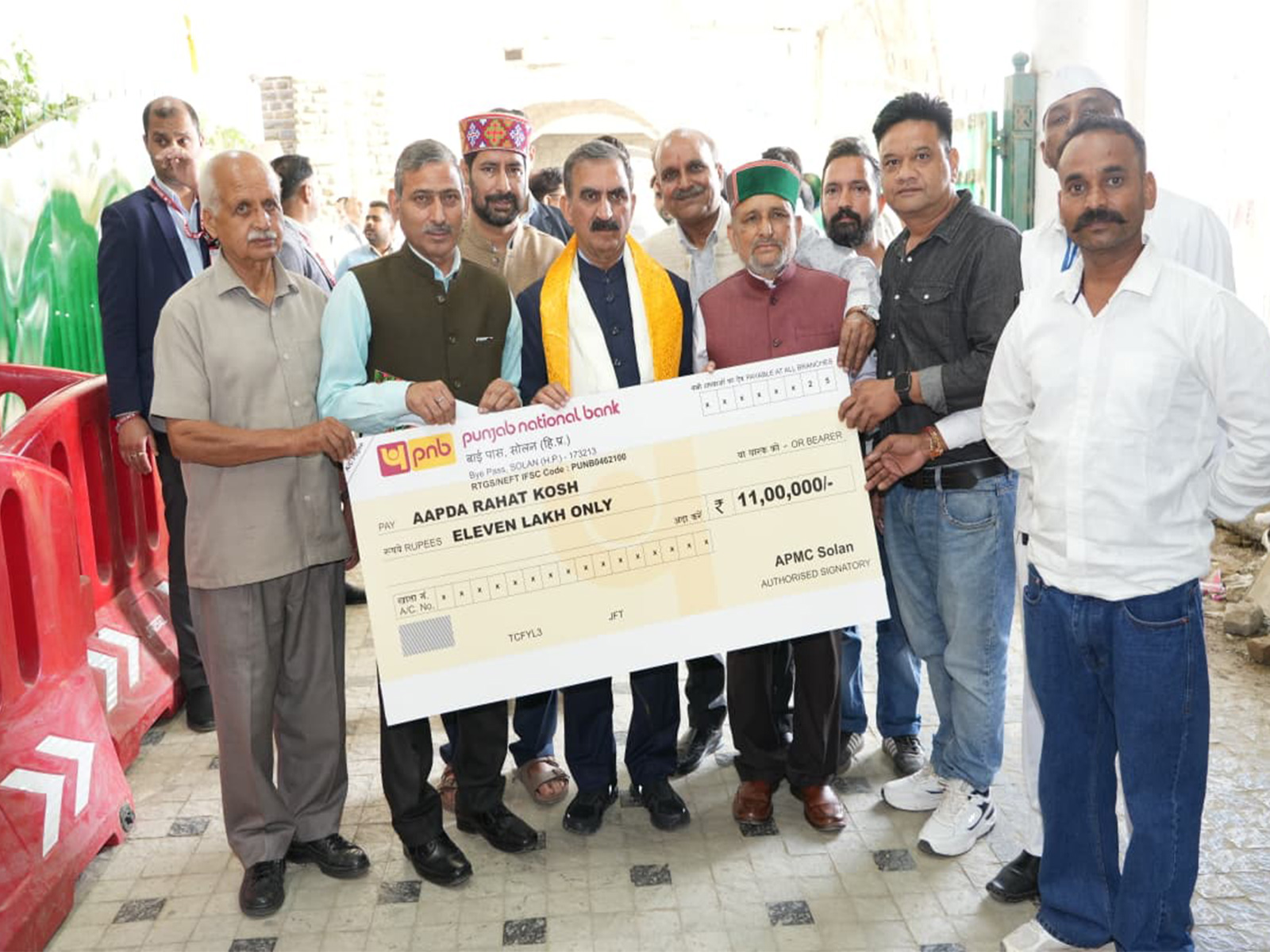 Arhati Association, Solan, present cheques to Chief Minister Sukhvinder Singh Sukhu for Disaster Relief Fund (Photo: Himachal CMO)