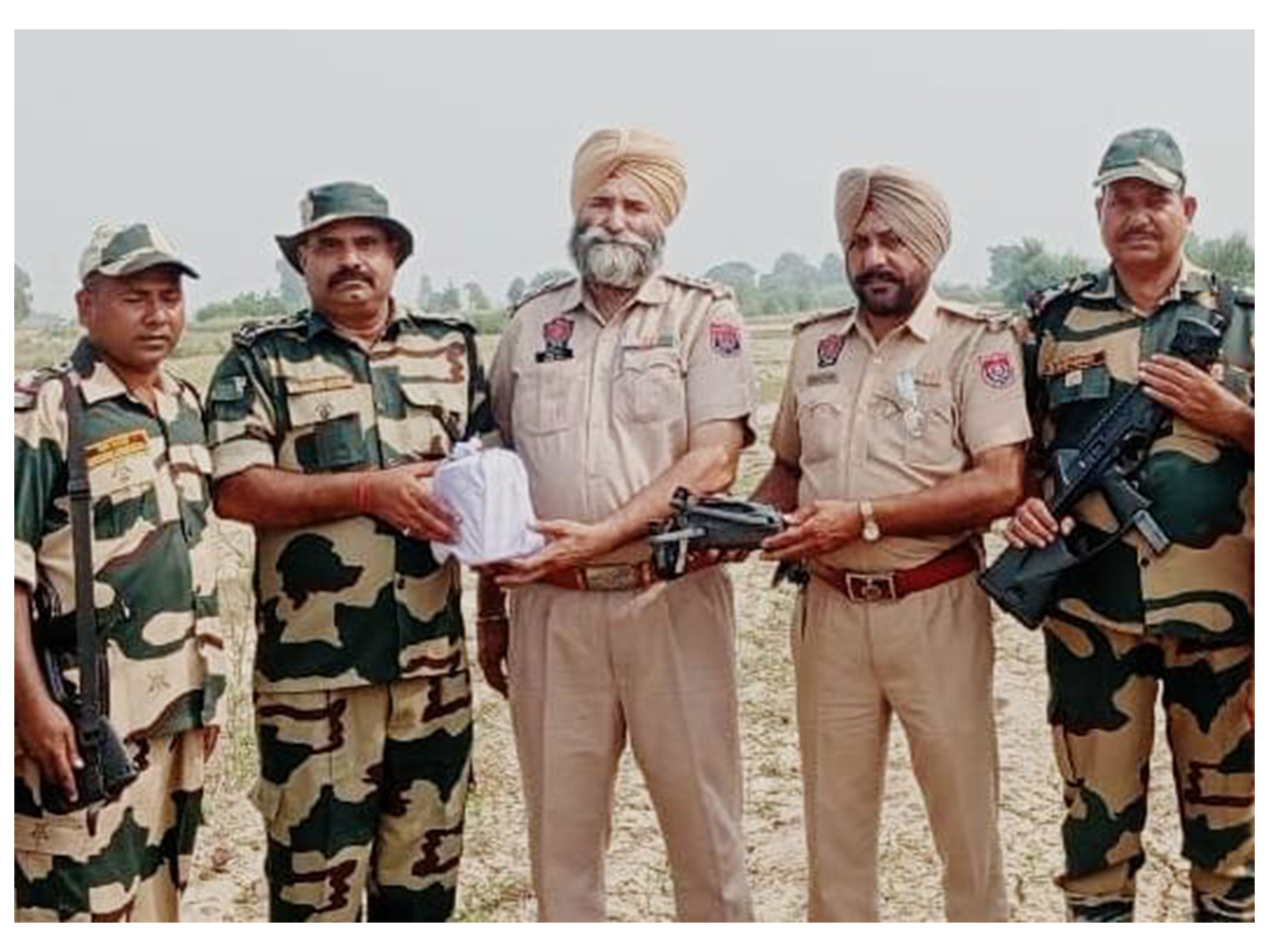 BSF personnel with recovered ice drug (Photo/@BSF_Punjab)