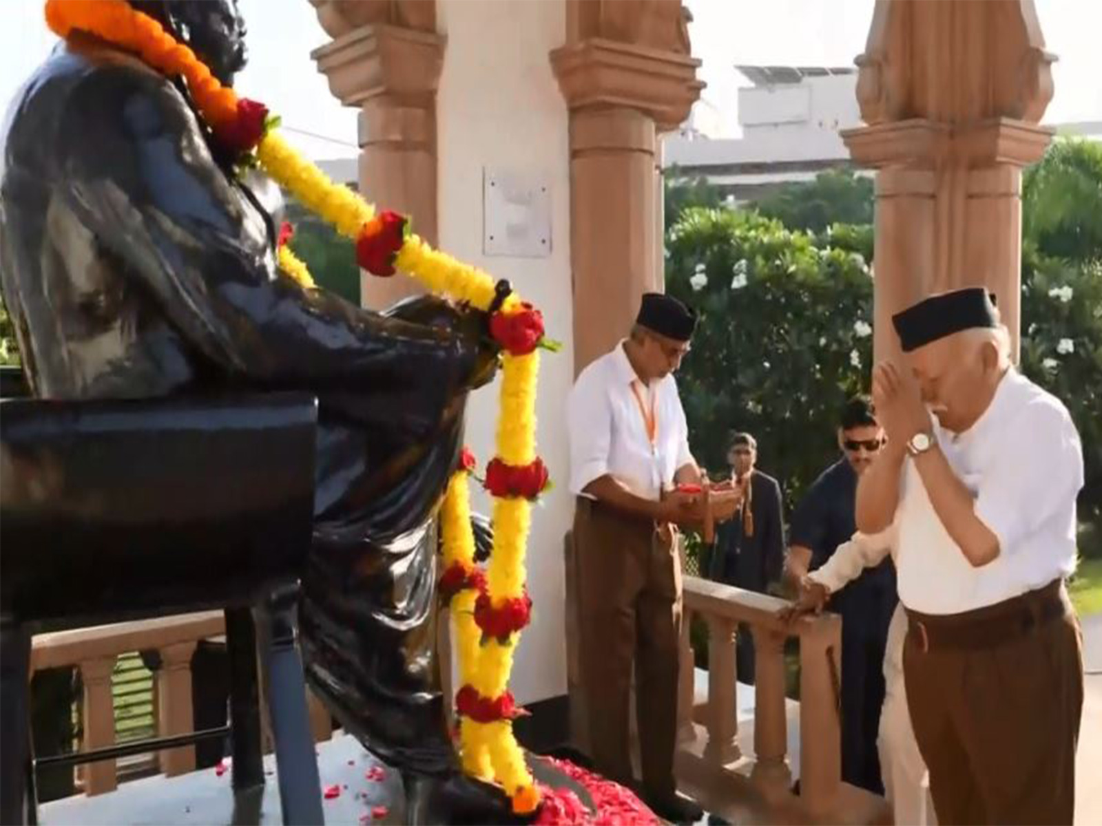 RSS Chief pays tribute to K.B. Hedgewar (Photo/ANI)