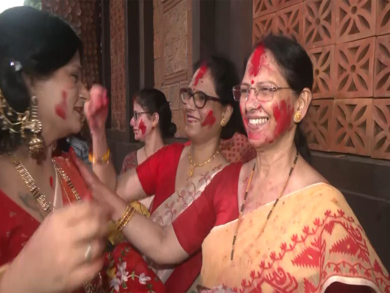 Women bid farewell to Maa Durga by celebrating 'Sindoor Khela' (Photo/ANI) 