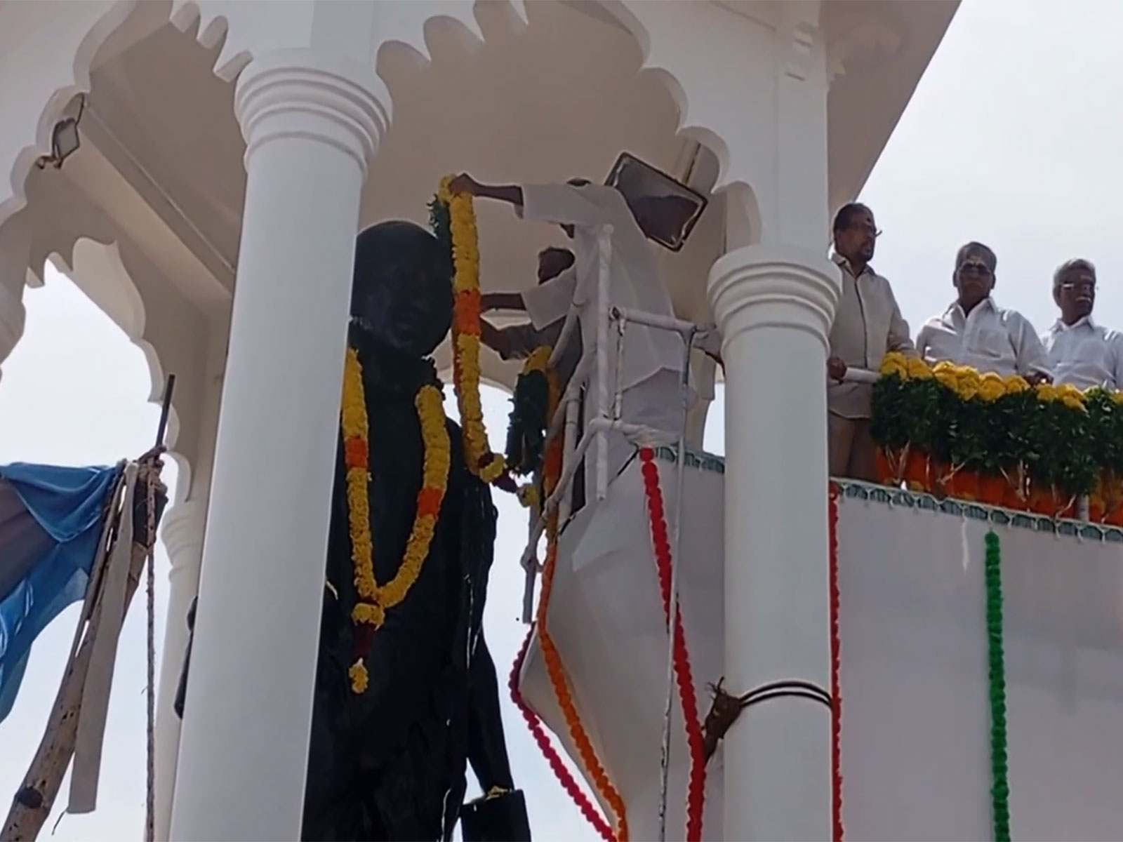 Puducherry Lt Governor pay tribute to Mahatma Gandhi (Photo/ANI)