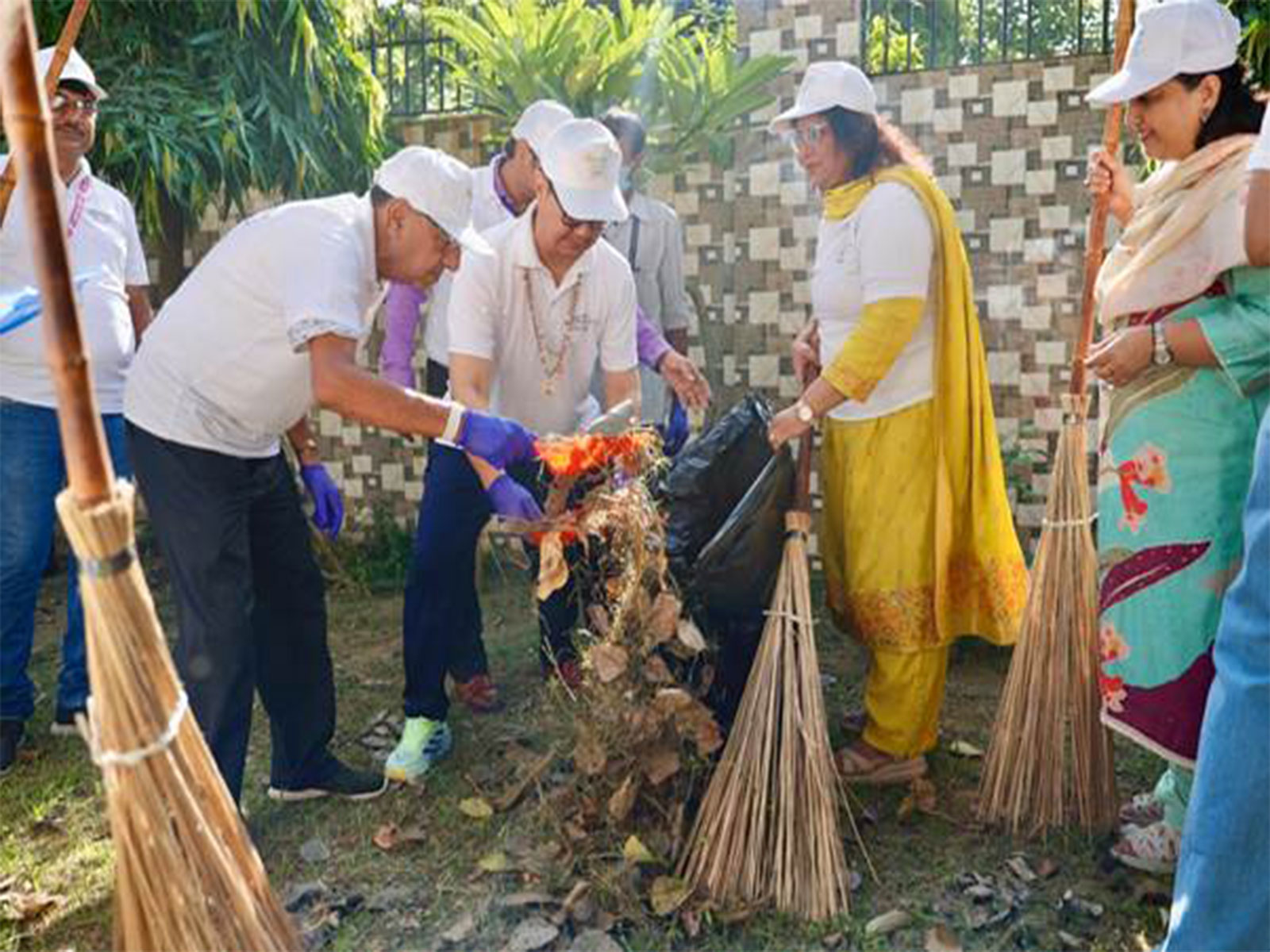 Union Minister Kiren Rijiju during the "Ek Ghanta - Ek Din - Ek Saath Shramdaan" event (Photo/PIB)