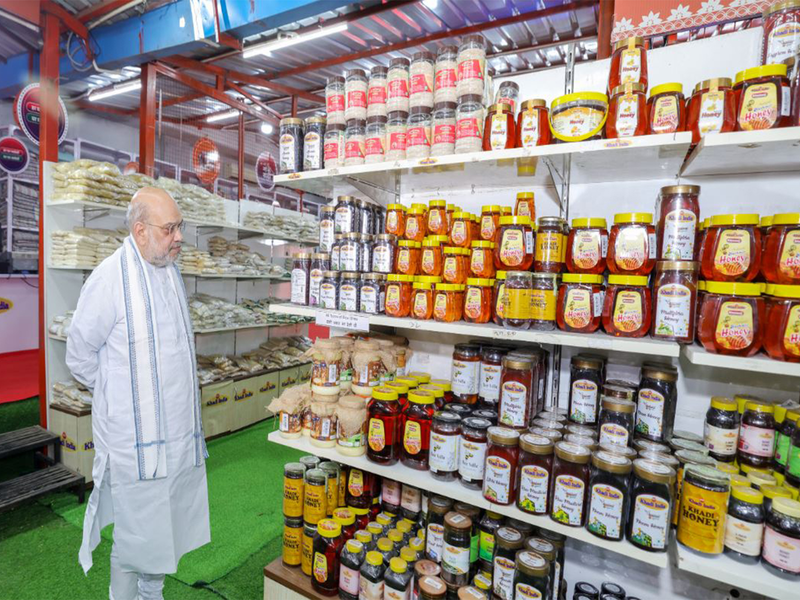 Union Home Minister Amit Shah at Khadi India (Photo/PIB)