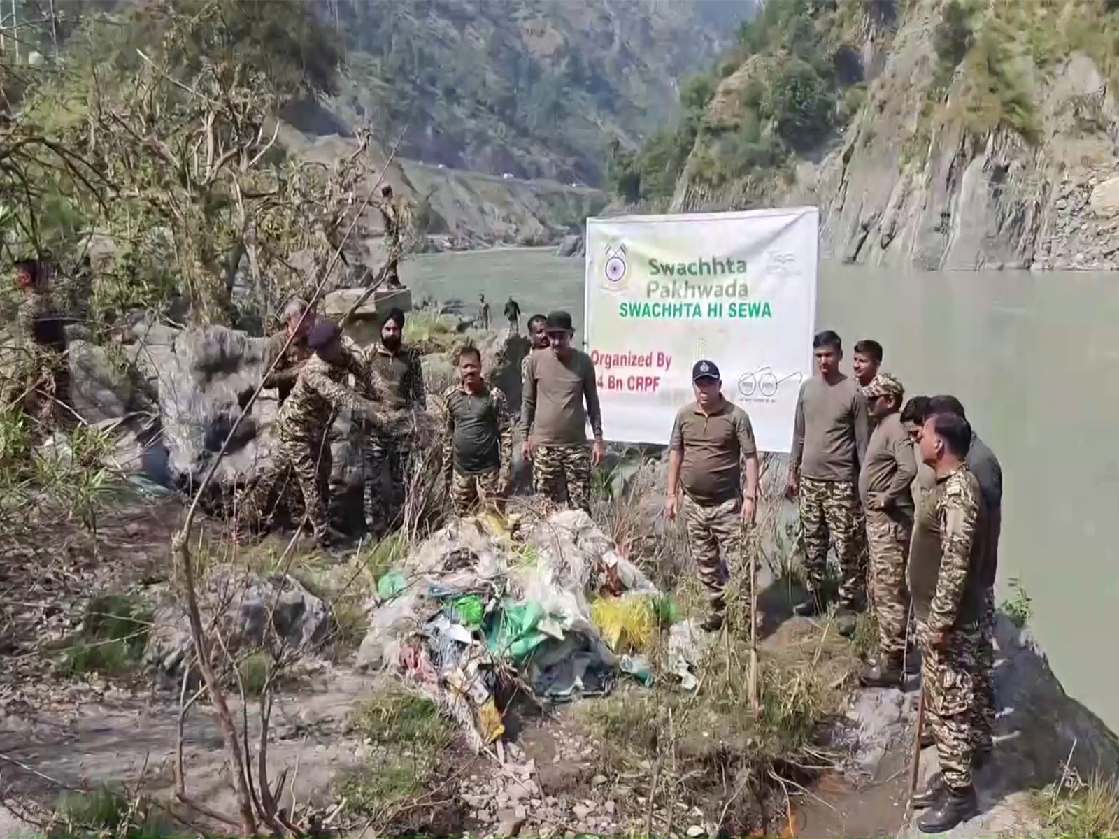 CRPF's 84th Battalion holds cleanliness drive along Chenab river (Photo/ANI)