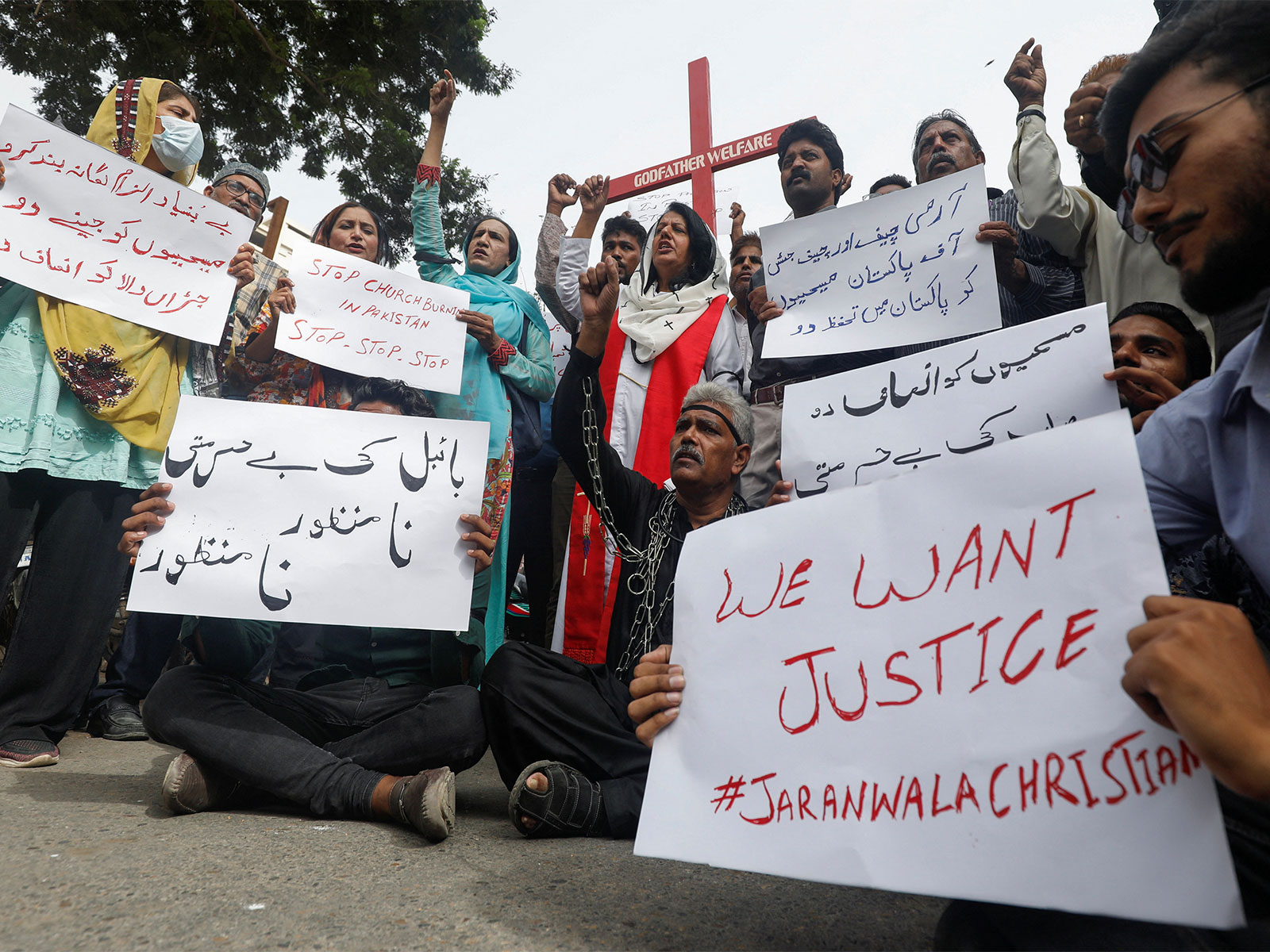 Members of the Christian community chant slogans as they hold placards to condemn the attacks on churches and houses in Jaranwala (File Photo/ Reuters)