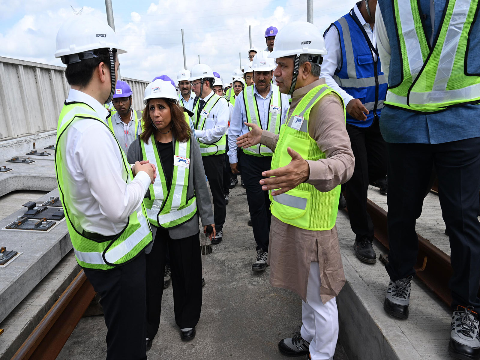 Minister of Railways Ashwini Vaishnaw, along with Japanese Minister Hiromasa Nakano (Photo/HSR)
