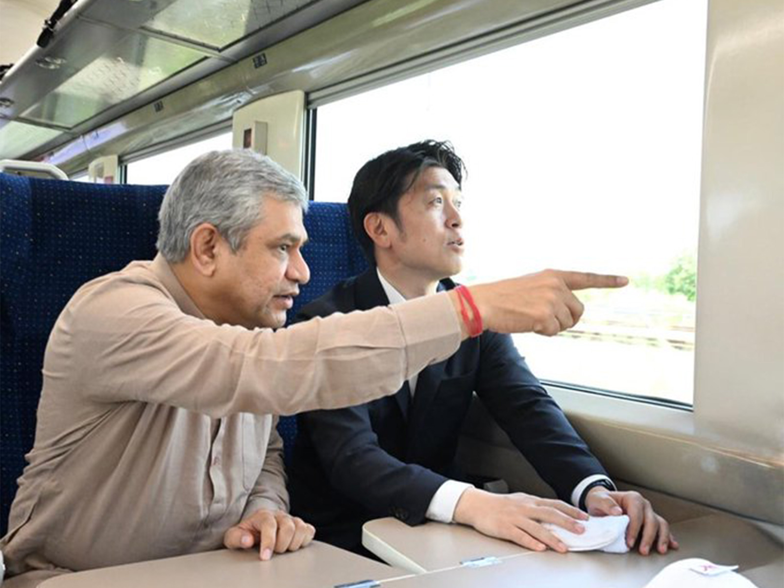 Railways Minister Ashwini Vaishnaw and Japan's Minister of Land, Infrastructure, Transport and Tourism Hiromasa Nakano (Photo/X@AshwiniVaishnaw)