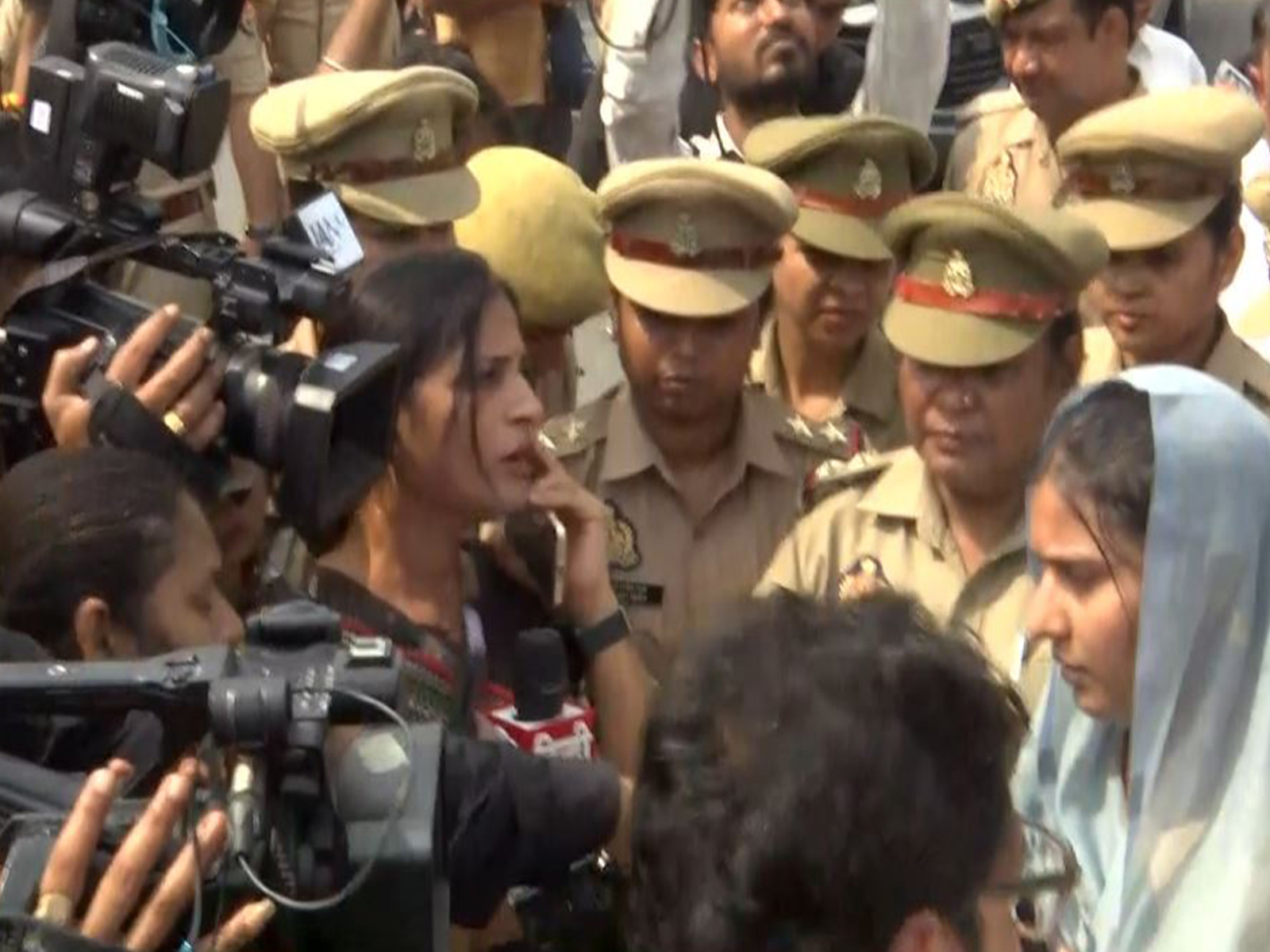 UP police stops SP delegation (Photo/ANI)