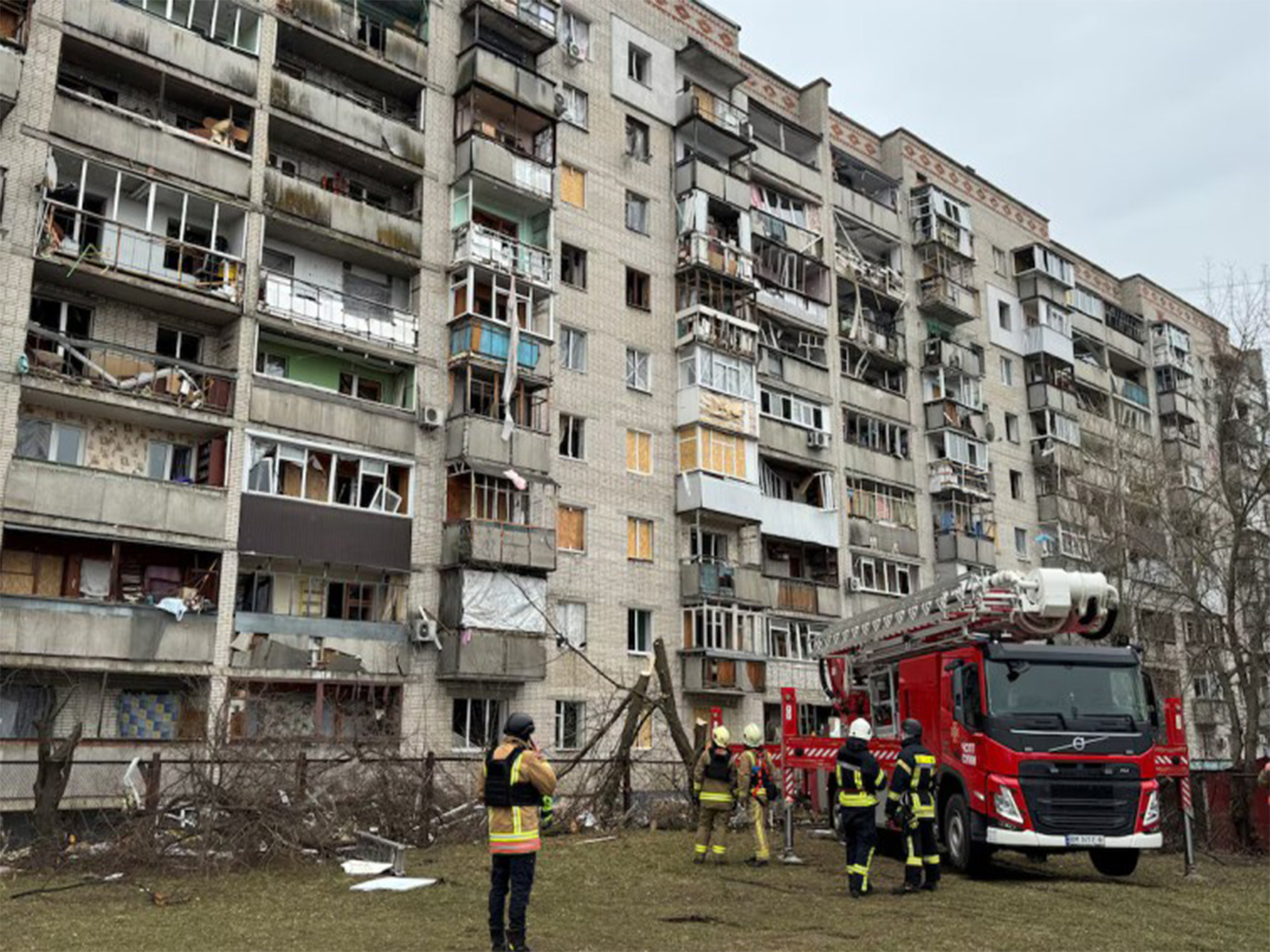 Rescuers operate at the site of an apartment building damaged by a Russian missile strike during ongoing attacks in Sumy, Ukraine, March 25, 2025 (File Photo/Reuters)