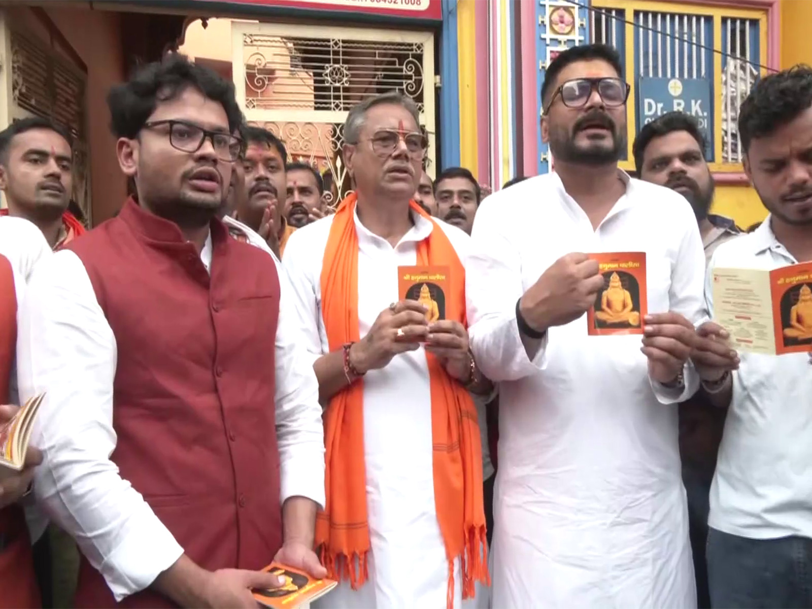 Hanuman Chalisa row: Hindu groups stage roadside protest reciting Hanuman Chalisa (Photo/ANI)