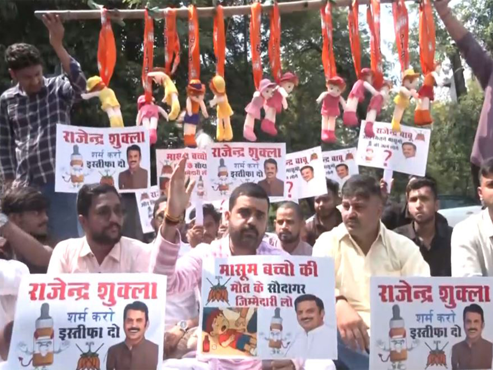 Congress workers protesting in Bhopal over the death of 11 children in Chhindwara, Madhya Pradesh, after allegedly consuming Coldrif Cough syrup. (Photo/ANI)