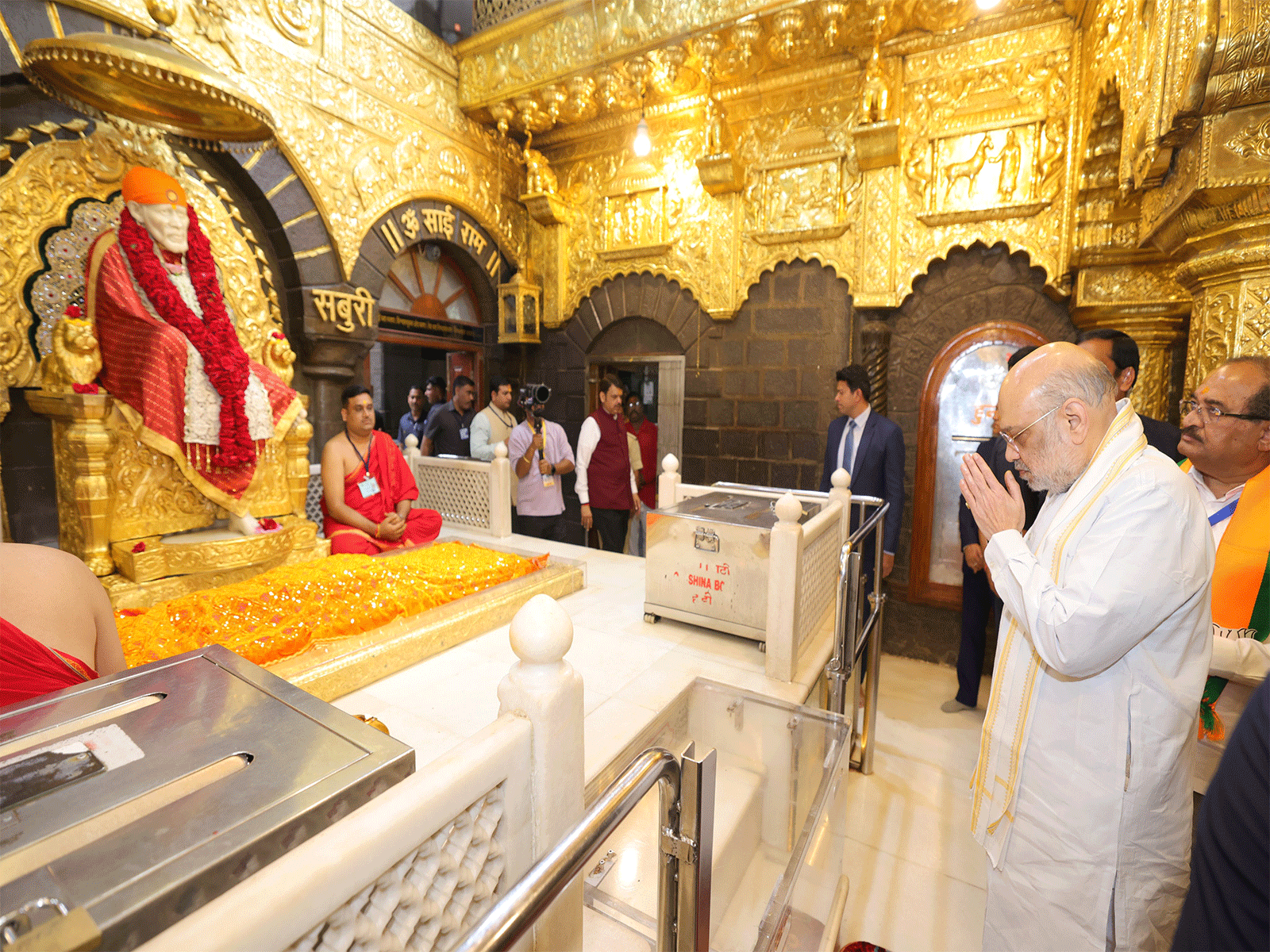 Union Home Minister Amit Shah offers prayers at Sai Baba temple in Shirdi (Photo/X/@AmitShah)