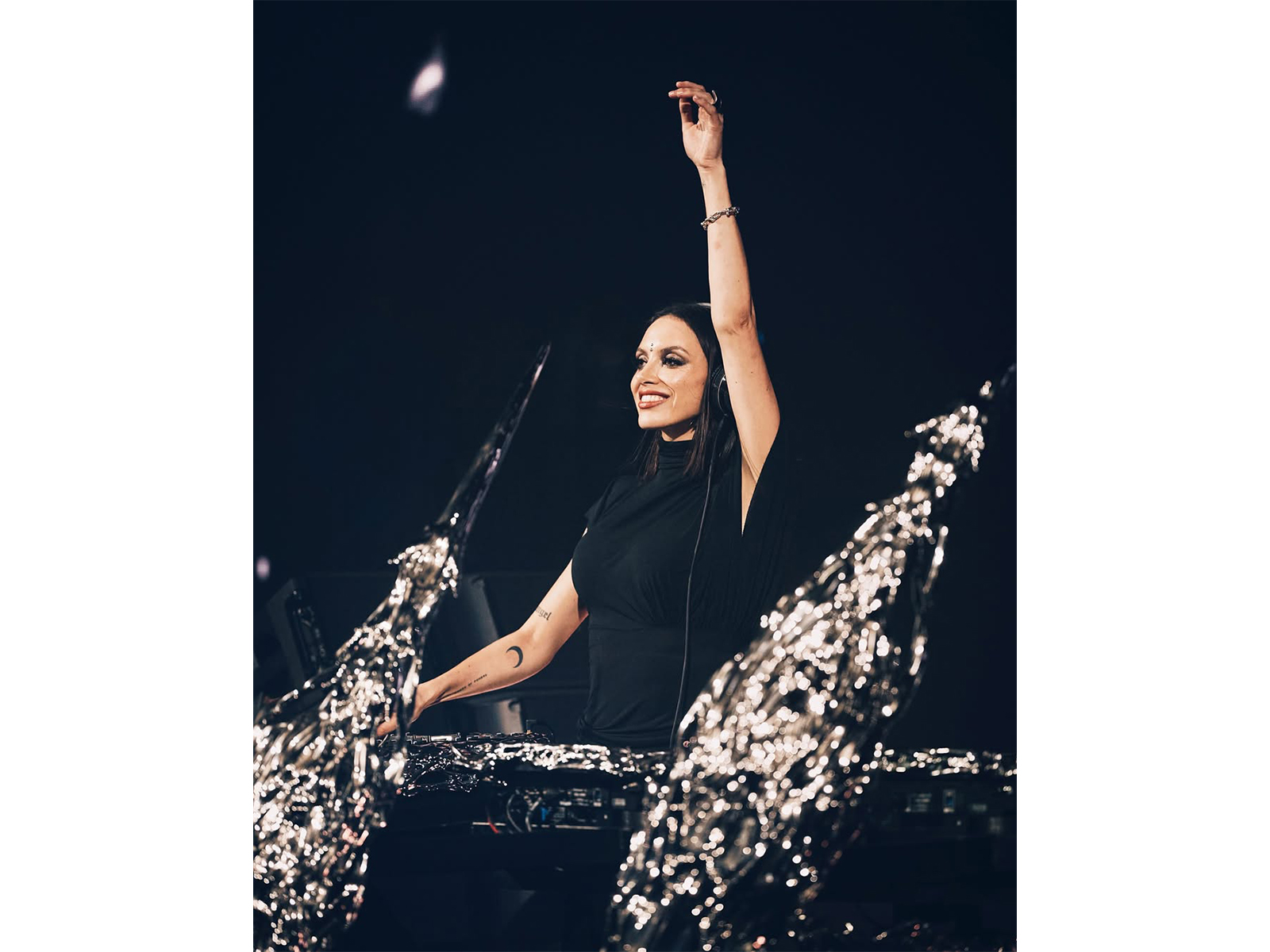 Sara Landry (Image source: Instagram@saralandrydj)