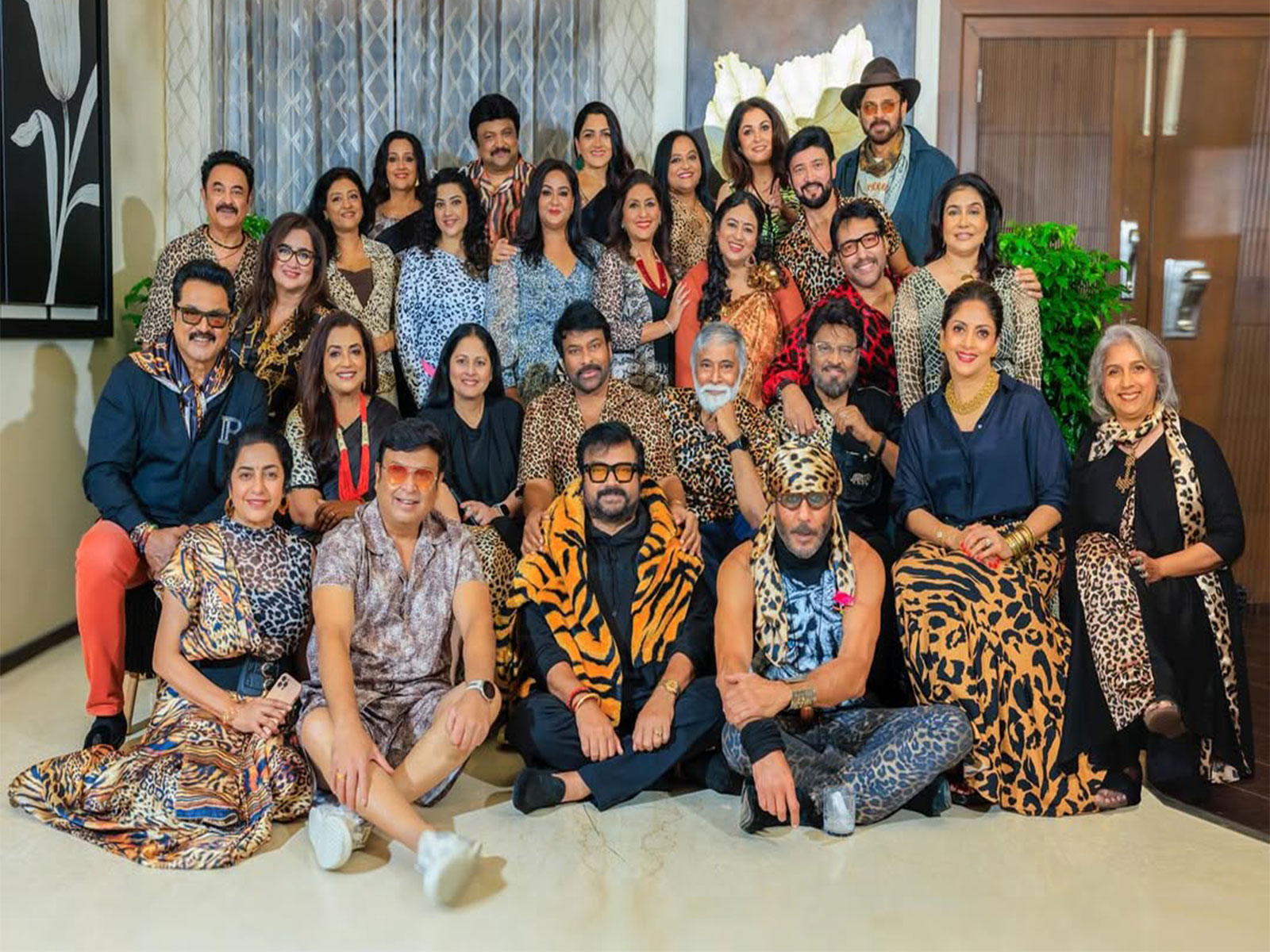 Chiranjeevi reunites with 80s celebrities (Photo/Instagram@chiranjeevikonidela)