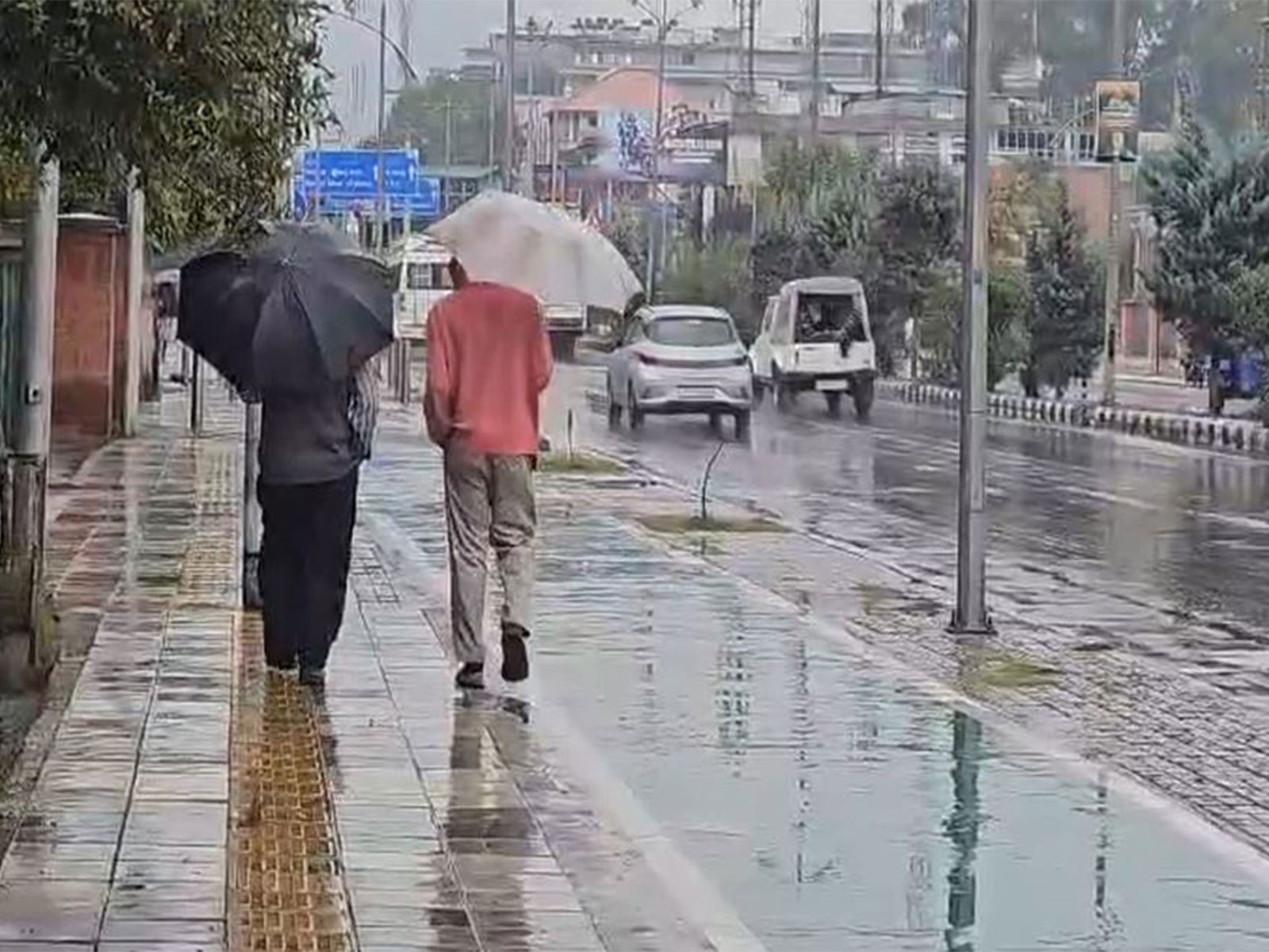 Heavy rain lashes parts of Srinagar (Photo/ANI)