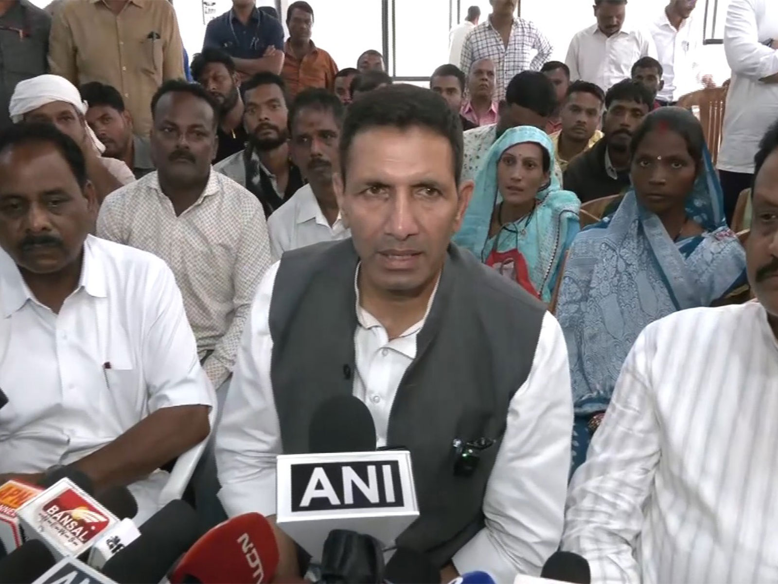 MP Congress Chief Jitu Patwari meeting the family of children who lost live due to cough syrup in Chhindwara (Photo/ANI)