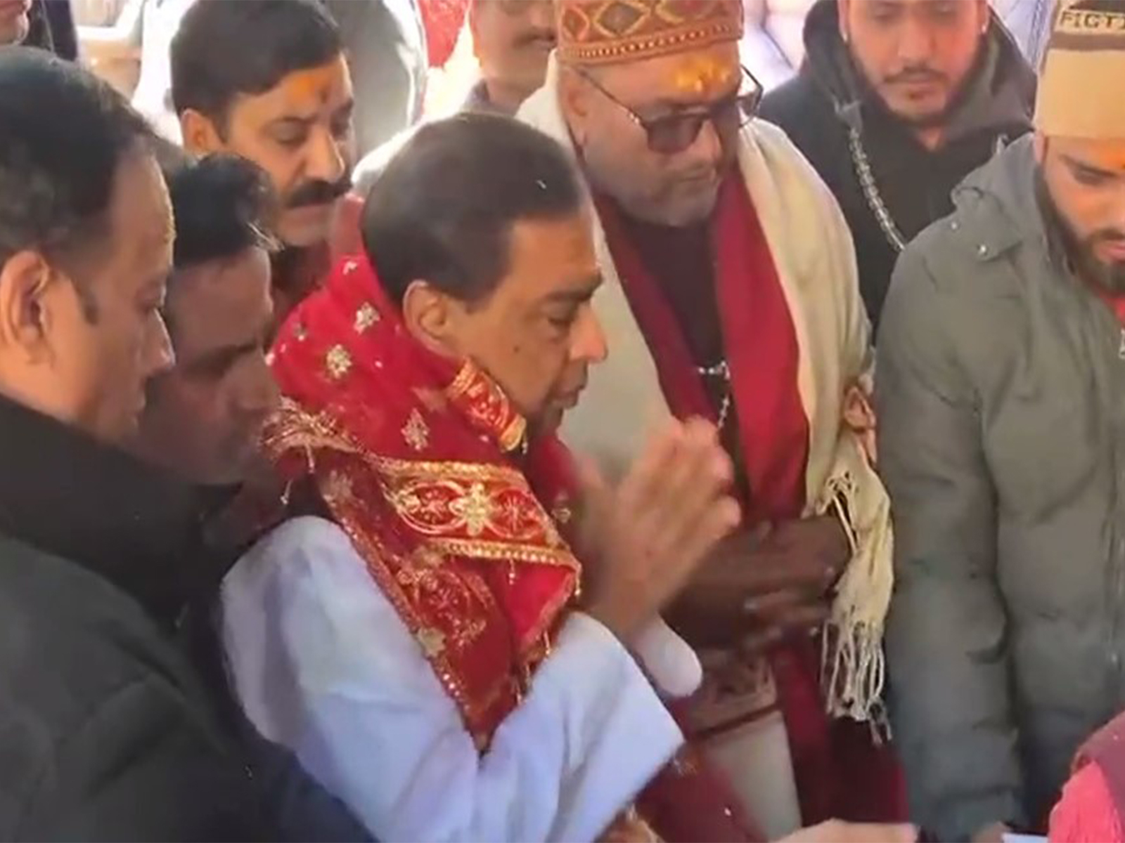 Indian businessman Mukesh Ambani offer prayers at Badrinath dham (Photo: ANI) 