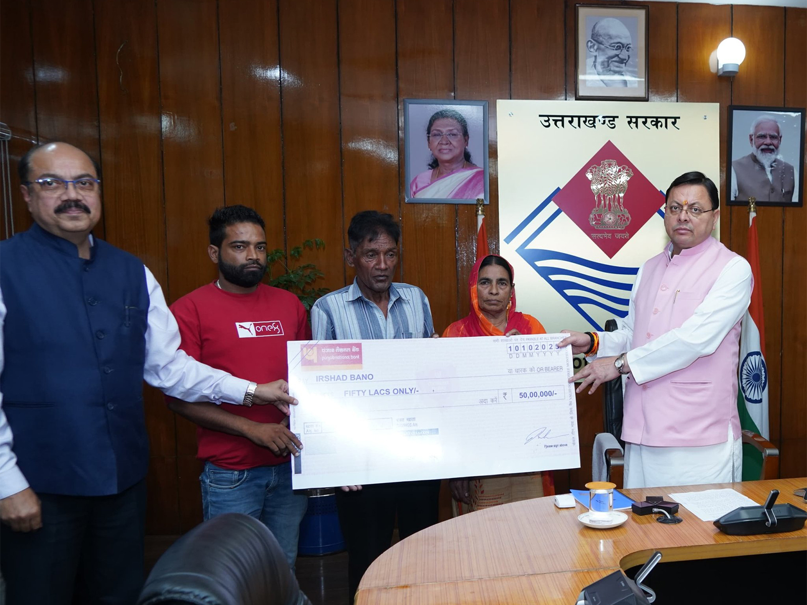 Uttarakhand Chief Minister Pushkar Singh Dhami hand overs the cheque. (Photo/X)
