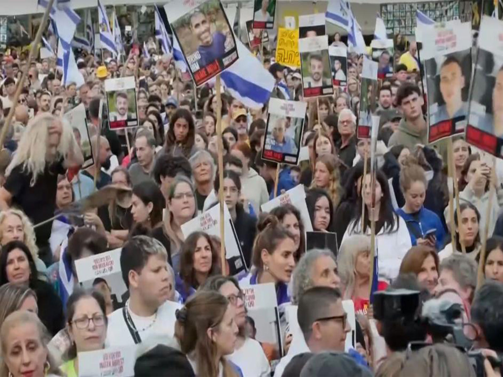 Crowd gather across Israel ahead of historic hostage release (Photo/Reuters)