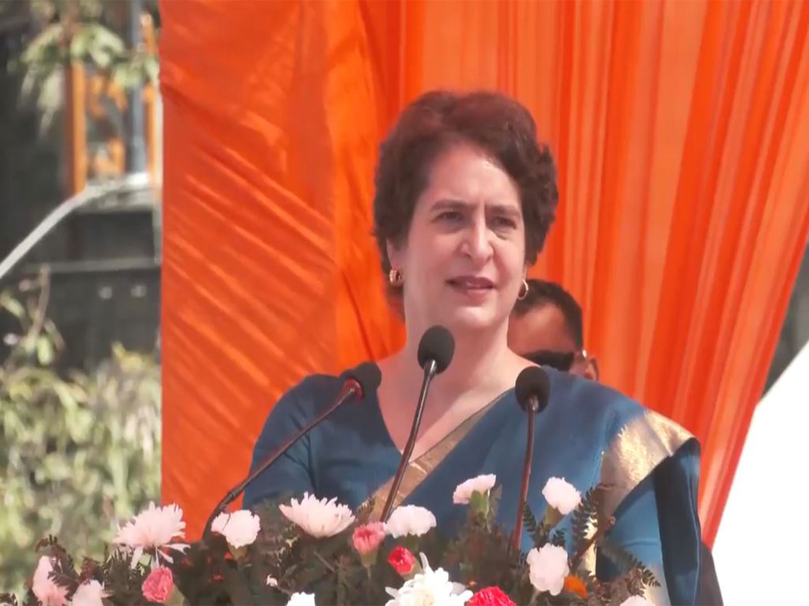Congress leader Priyanka Gandhi Vadra unveils statue of former CM Virbhadra Singh (Photo/ANI) 