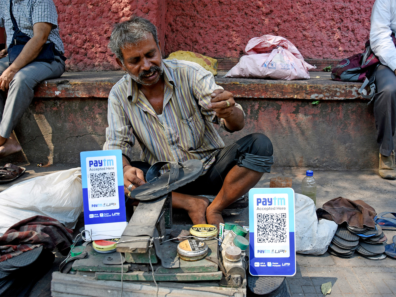 A cobbler uses Paytm as a mode of payment (File Photo/ANI)