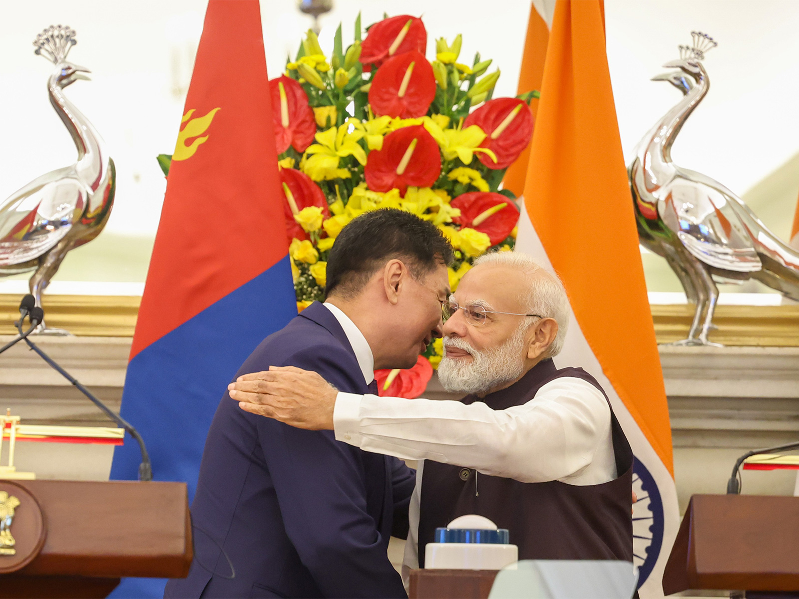 Prime Minister Narendra Modi with Mongolian President Khurelsukh Ukhnaa (Photo/X@narendramodi)