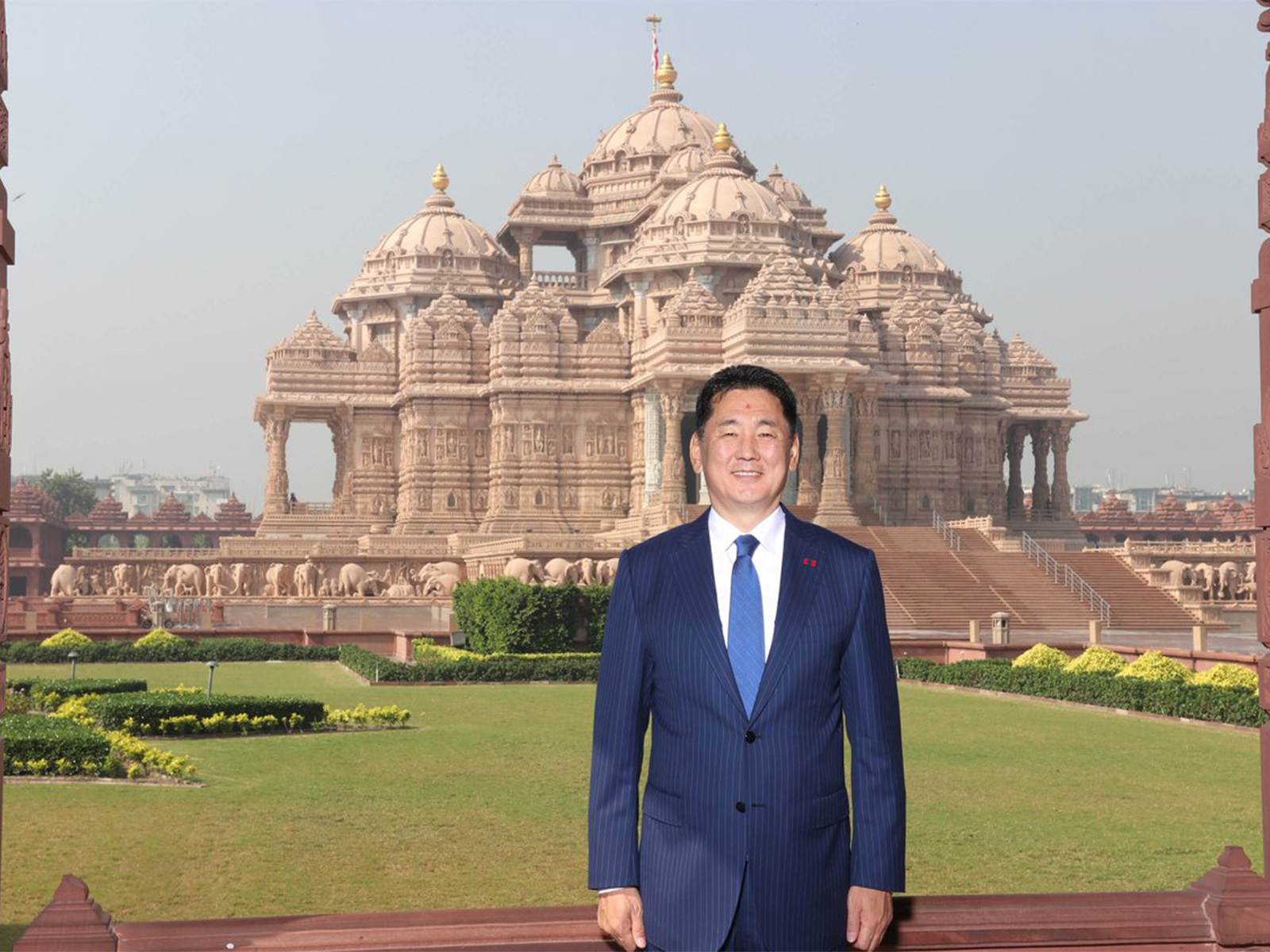 Mongolian President Ukhnaagiin Khurelsukh visits Akshardham temple in Delhi (Photo: X/ @DelhiAkshardham)