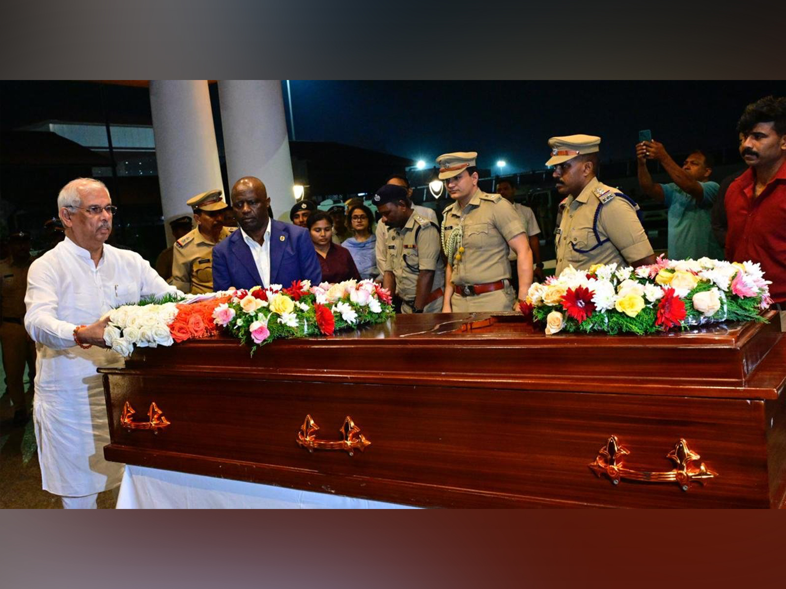 Kerala Governor lays a wreath on mortal remains of former Kenyan PM Raila Odinga in Ernakulam, Kerala  (Photo/PRD)