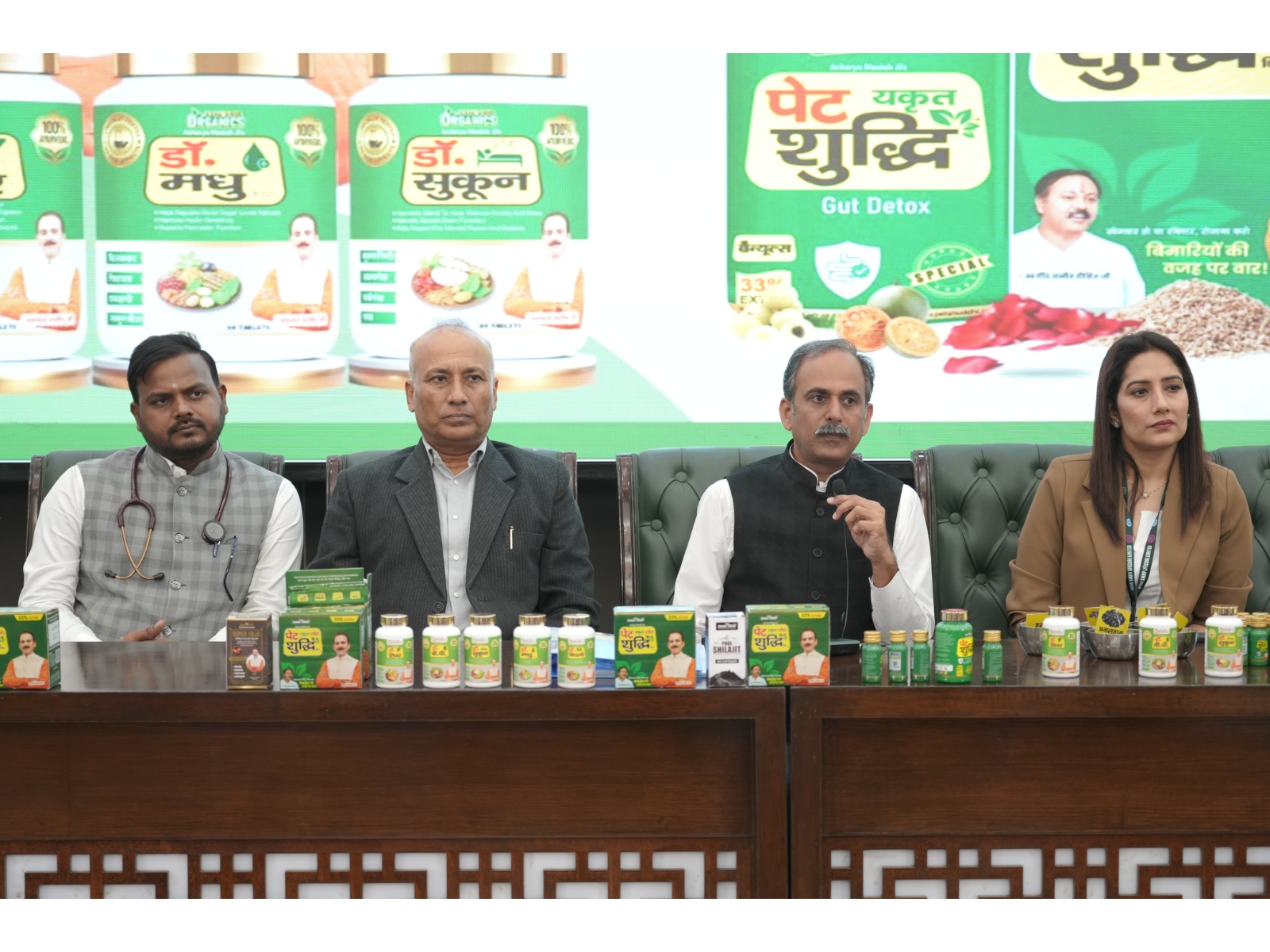 Acharya Manish Ji with his team, Launches India's First Pet-Yakrit-Pleeha Shuddhi Kit in New Delhi