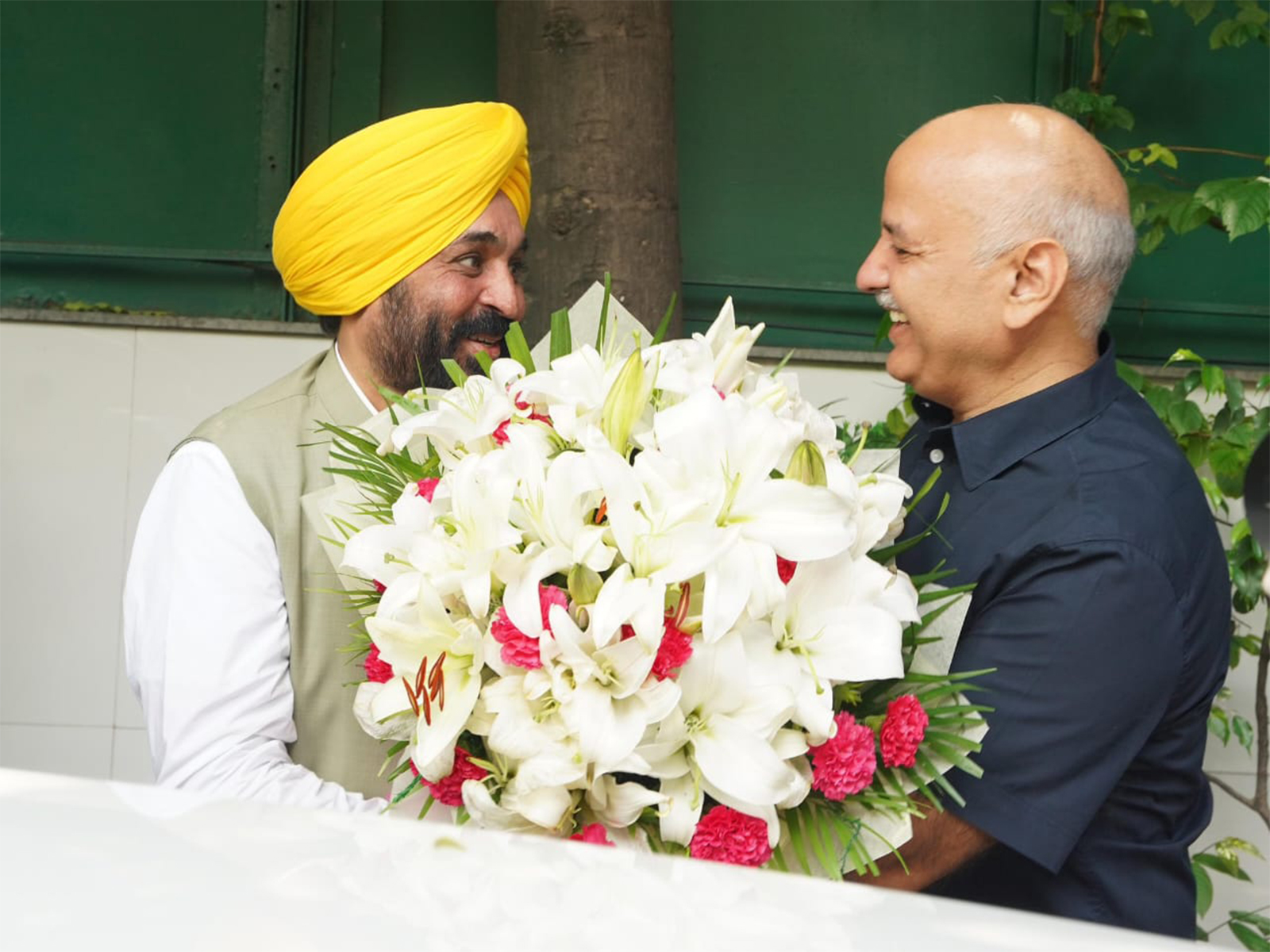 Punjab CM Bhagwant Mann with AAP leader Manish Sisodia (Photo X/ManishSisodia)
