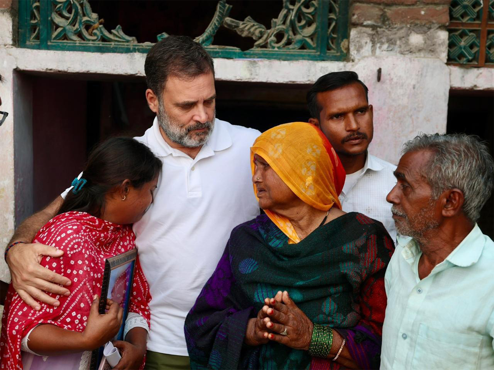 Rahul Gandhi with the family of the Dalit man (Photo Source: AICC)