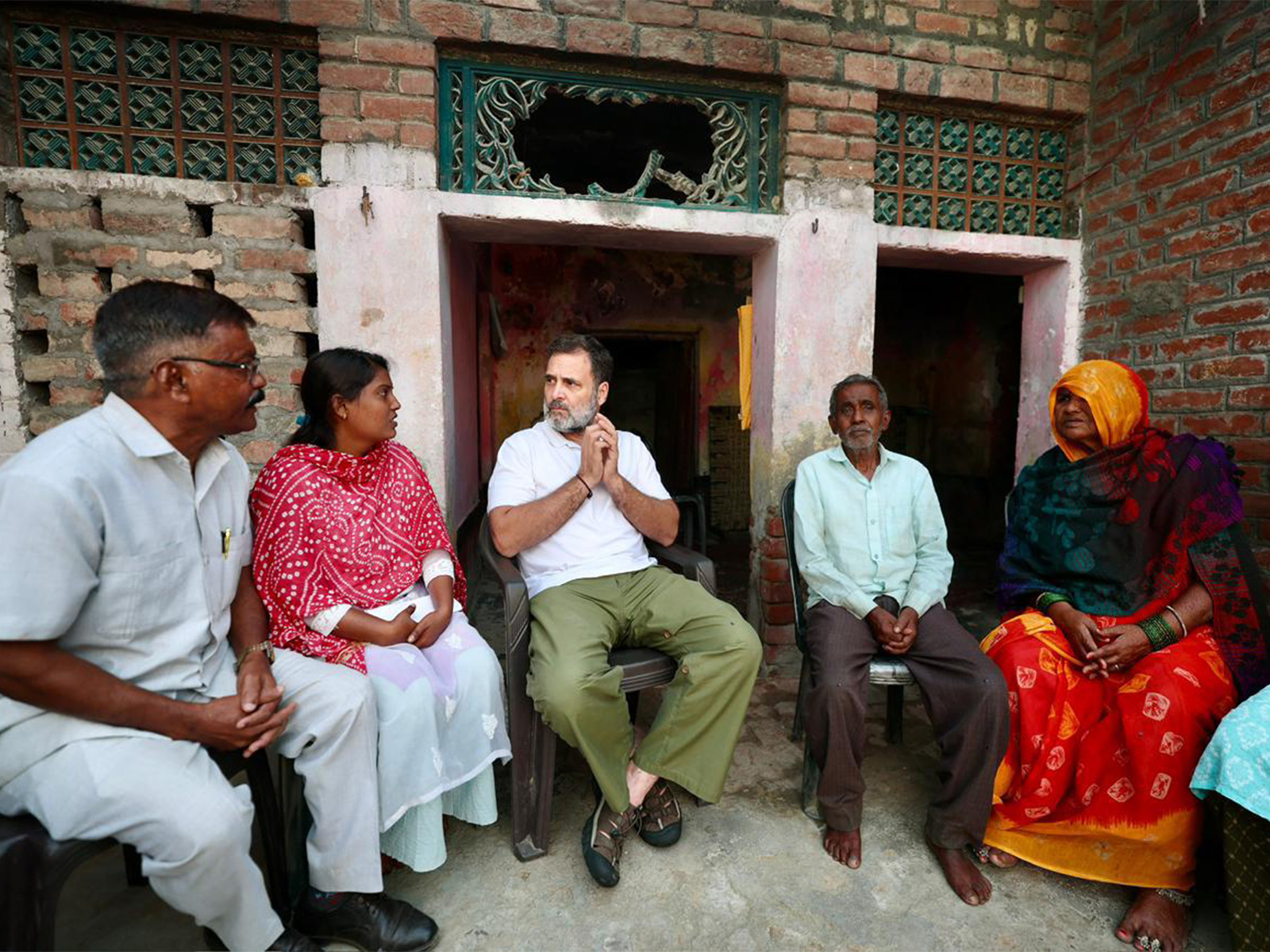 Rahul Gandhi with the family of Hariom Valmiki (Photo/AICC)