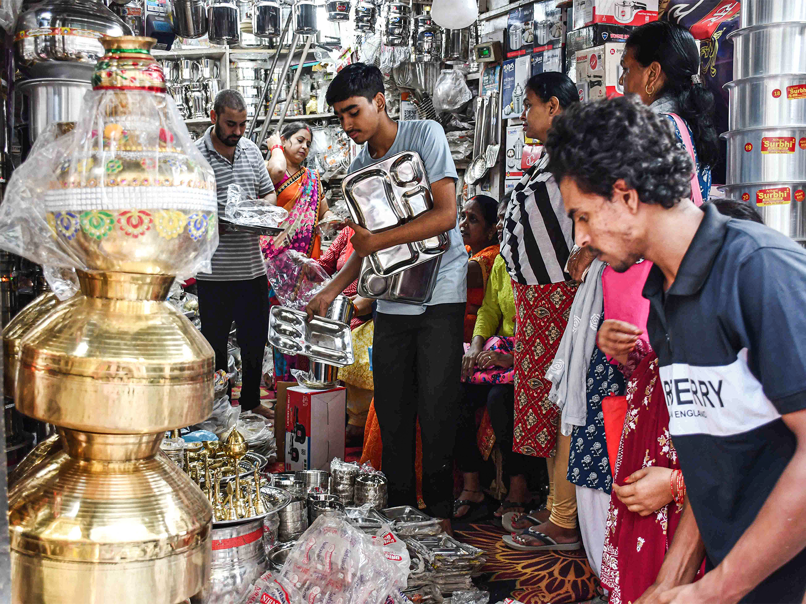 People purchase utensils at a market on the occasion of Dhanteras (Photo/ANI)