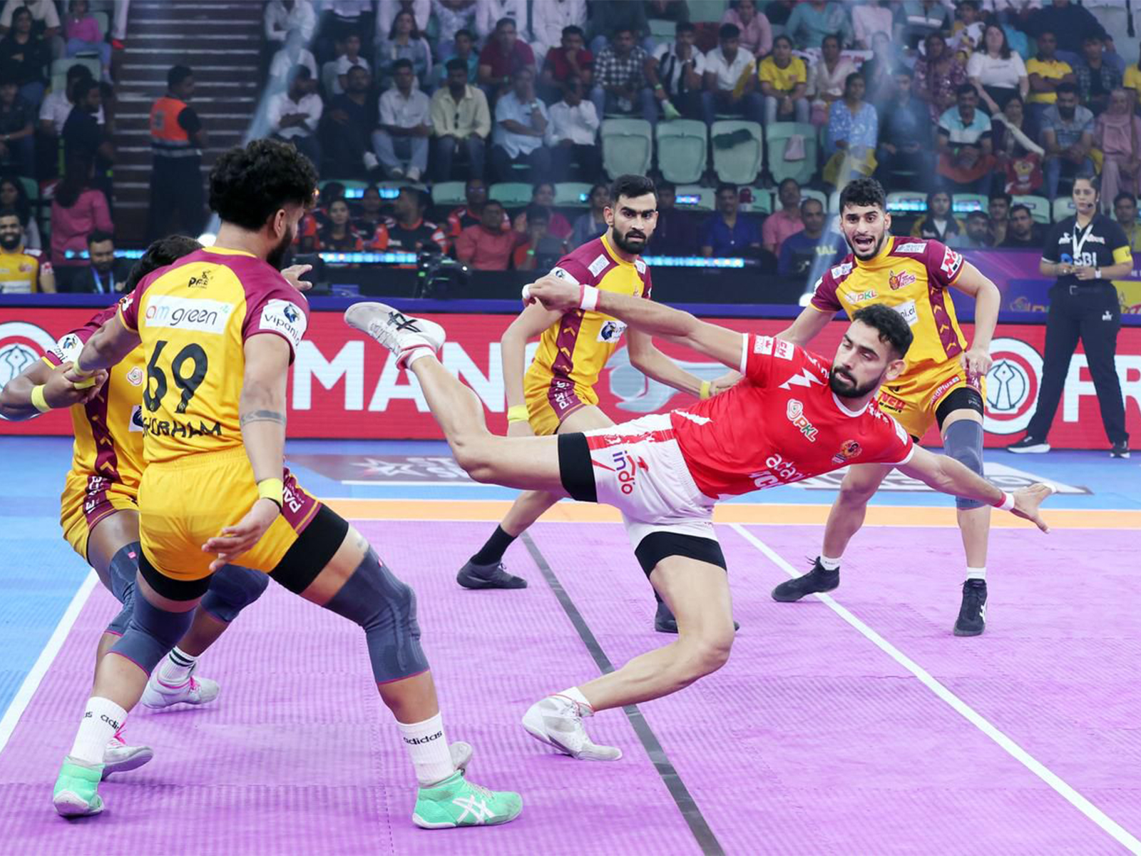Players in action during the match (Photo: PKL)