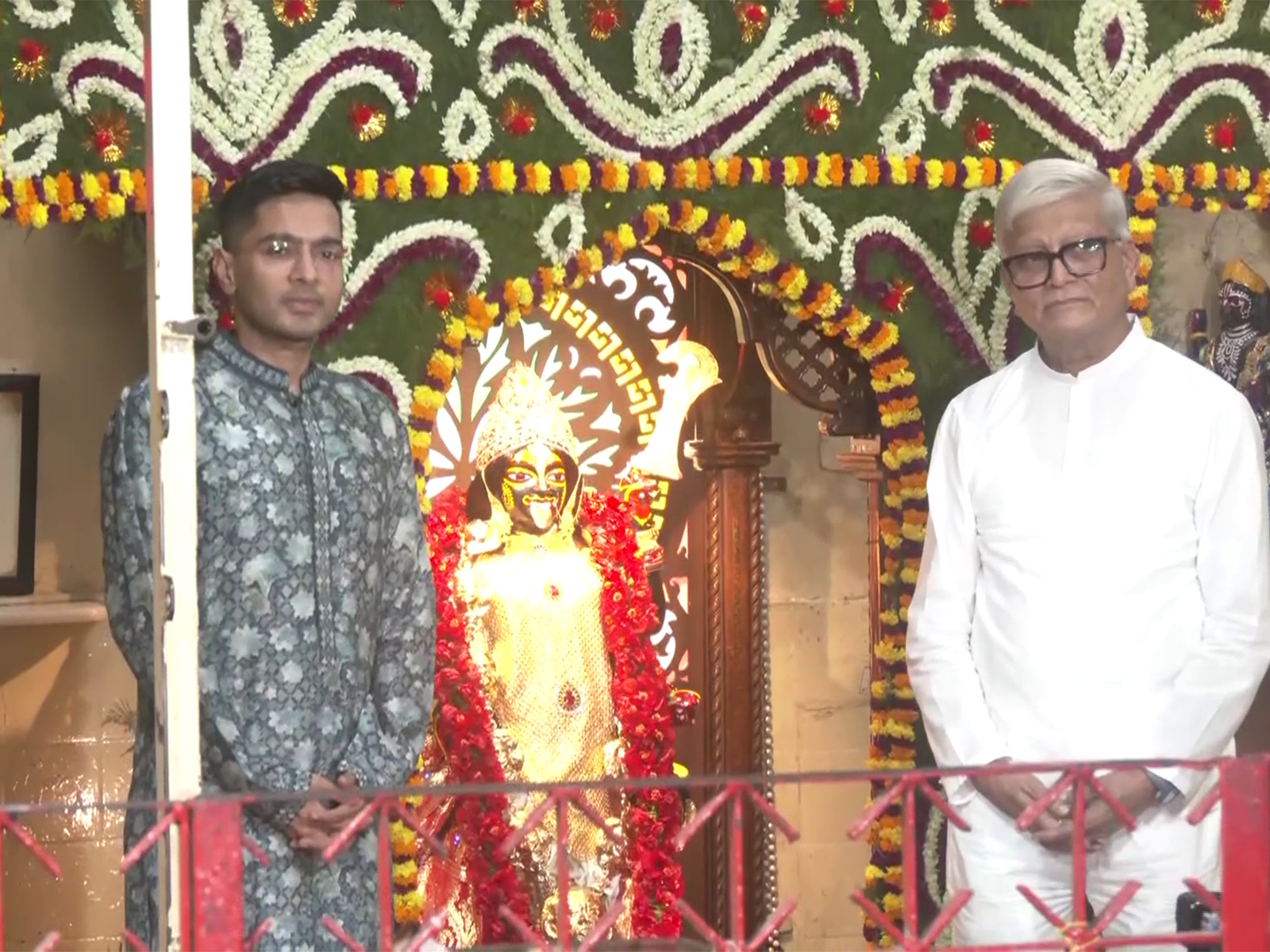 Abhishek Banerjee visits Kalighat temple (Photo: ANI) 